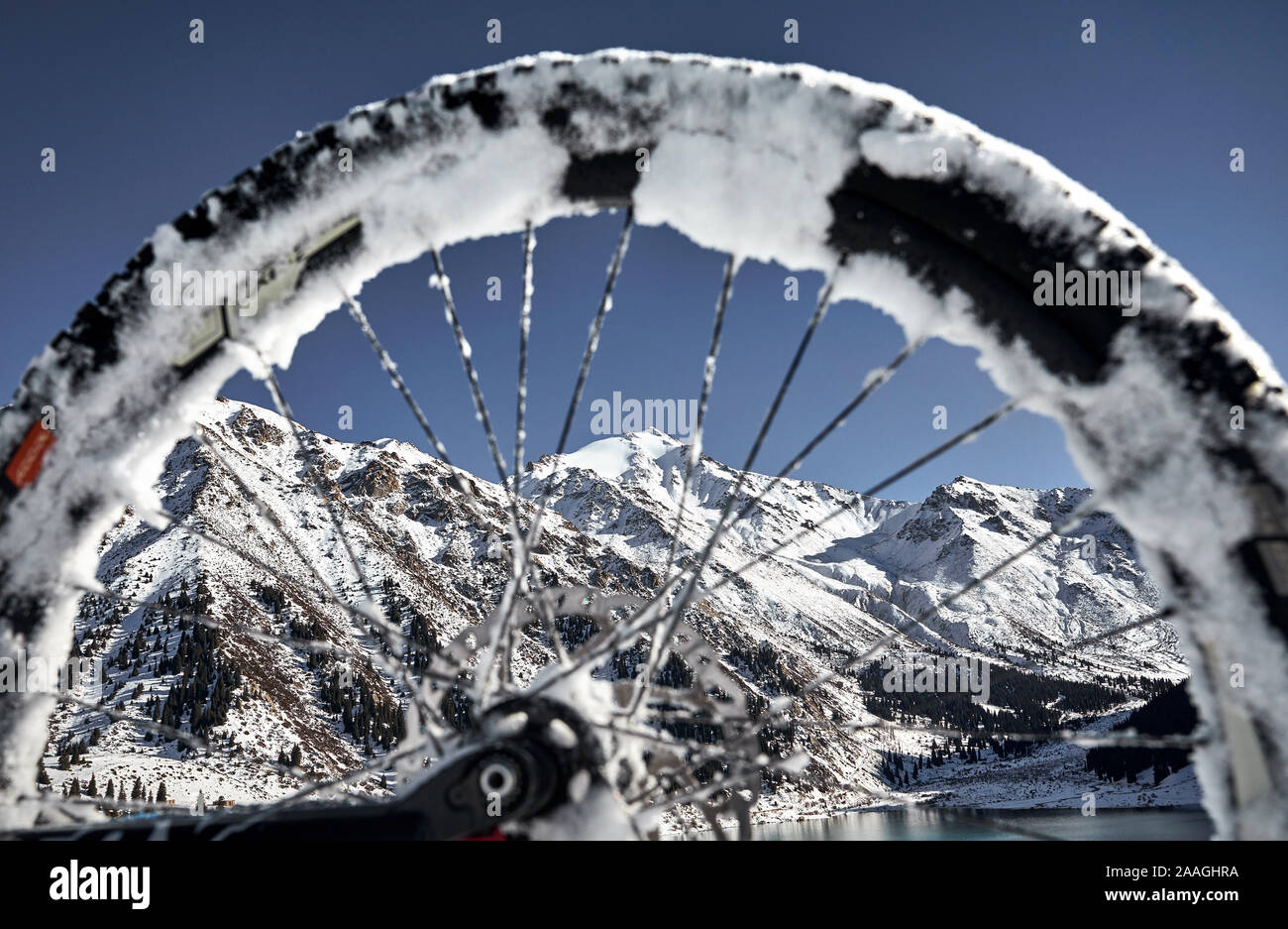 Winter Berglandschaft mit verschneiten Gipfel durch das Fahrrad Rad am grossen See Almaty, Kasachstan Stockfoto