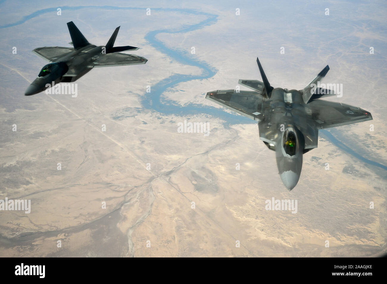 Us Air Force F-22 Raptors fliegen in Formation hinter einem 28 Expeditionary Air Refuelling Squadron KC-135 Stratotanker während eines Combat Air Patrol Mission, November 15, 2019. Die F-22 Raptor die Kombination von Stealth, Wendigkeit, und integrierter Avionik, mit verbesserten Unterstützbarkeit gekoppelt ist, stellt einen exponentiellen Sprung in der Kriegsführung. (U.S. Air Force Foto von Master Sgt. Joshua L. DeMotts) Stockfoto