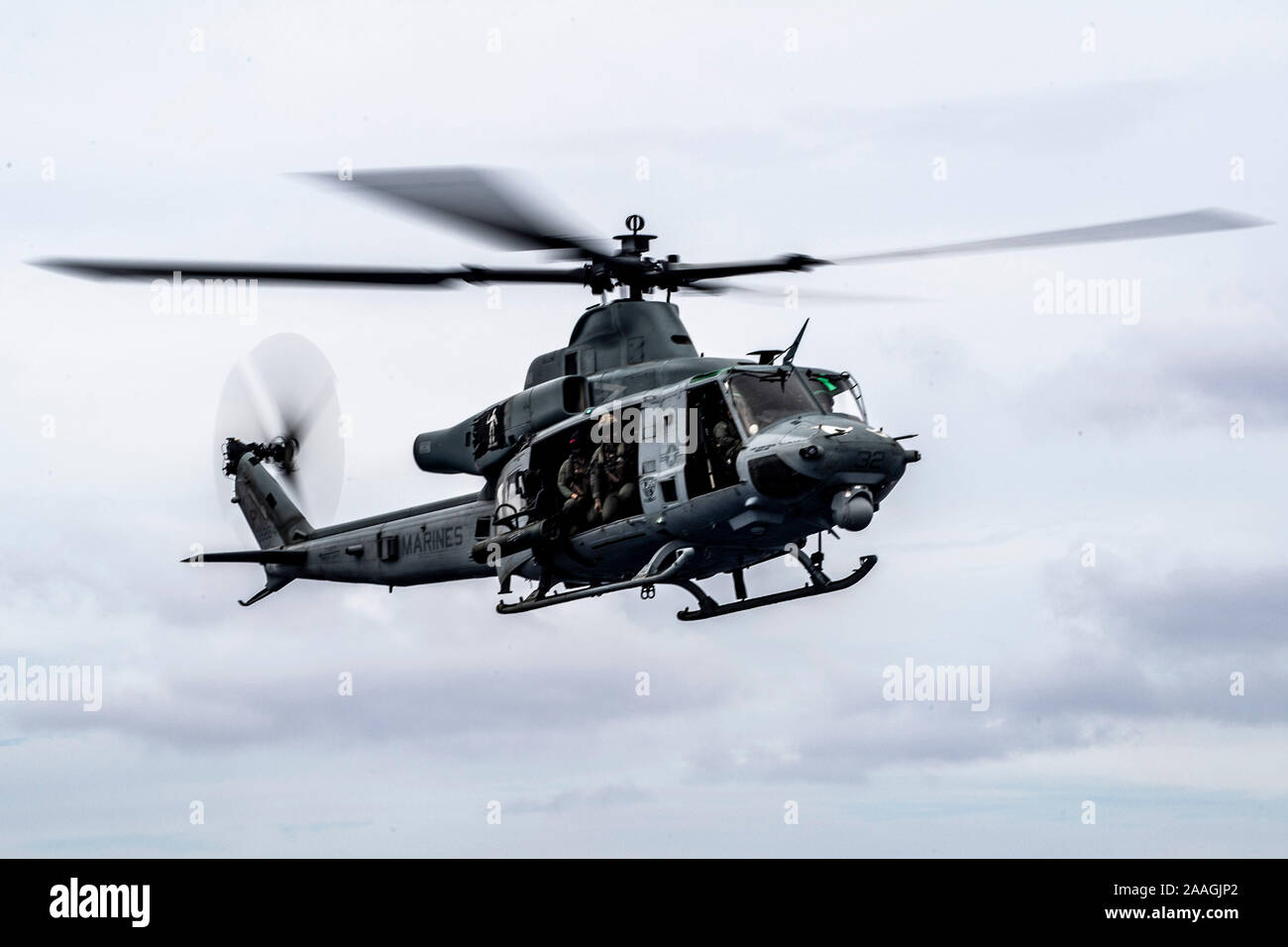 191119-N-NB 544-1258 PAZIFISCHEN OZEAN (Nov. 19, 2019) Ein UH-1Y Venom, zugeordnet zu den Marine Medium Tiltrotor Squadron (VMM) 163 (verstärkt), fliegt über die amphibious Transport dock Schiff USS John Murtha (LPD S. 26) während einer Air Power Demonstration. Matrosen und Marines der Boxer Amphibious Ready Group (ARG) und 11 Marine Expeditionary Unit (MEU) sind auf USS John S. Murtha auf einer regelmäßig geplanten Einsatz begonnen. (U.S. Marine Foto von Mass Communication Specialist 2. Klasse Kyle Carlstrom) Stockfoto