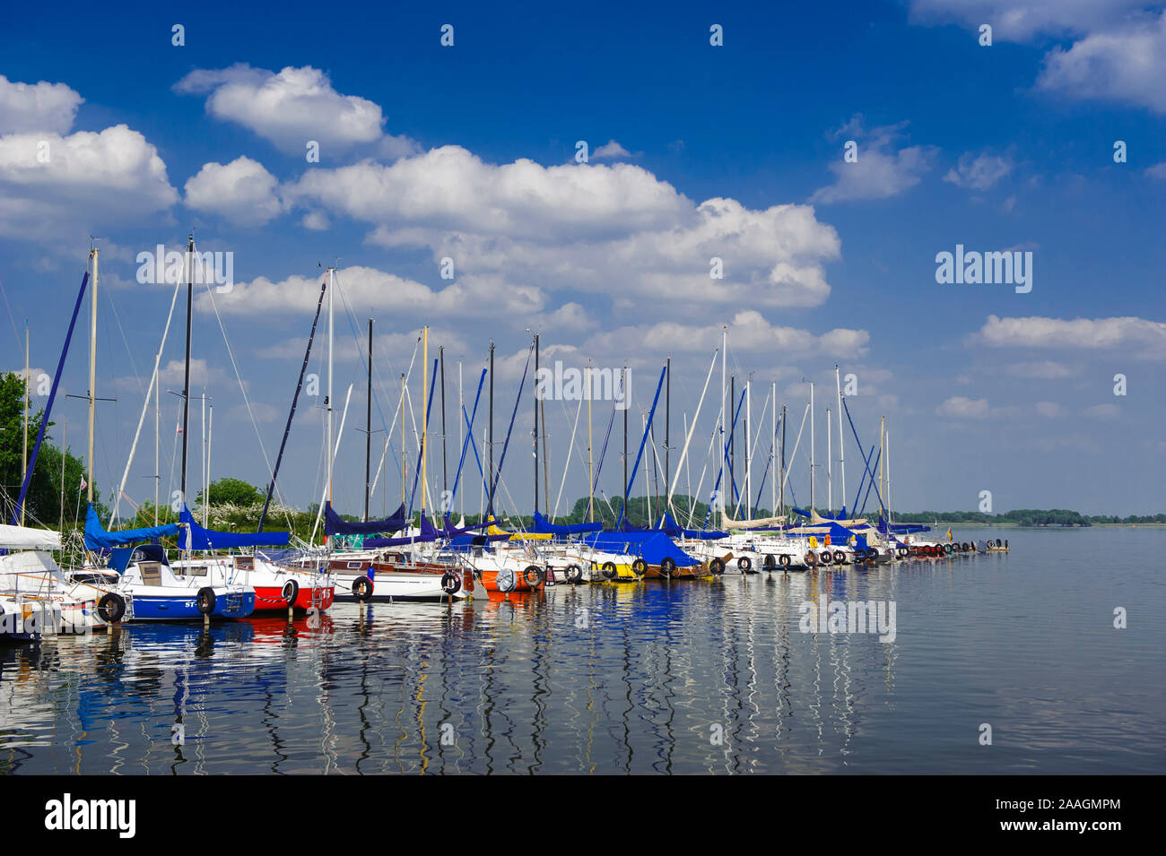 Segelboote auf dem Duemmer Siehe Stockfoto