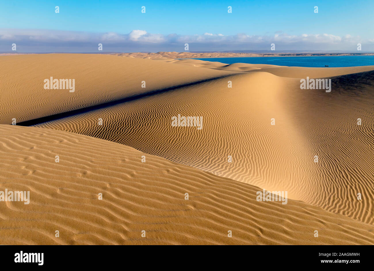 Sanddünen in der Lagune von Khenifiss (Lac Naila), Atlantikküste, Marokko. Stockfoto