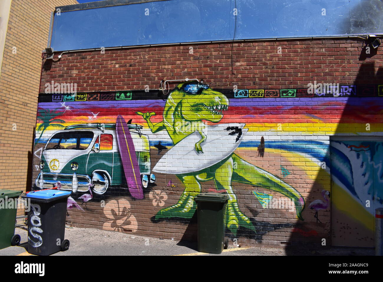 T-Rex surfie street art Geraldton Stockfoto