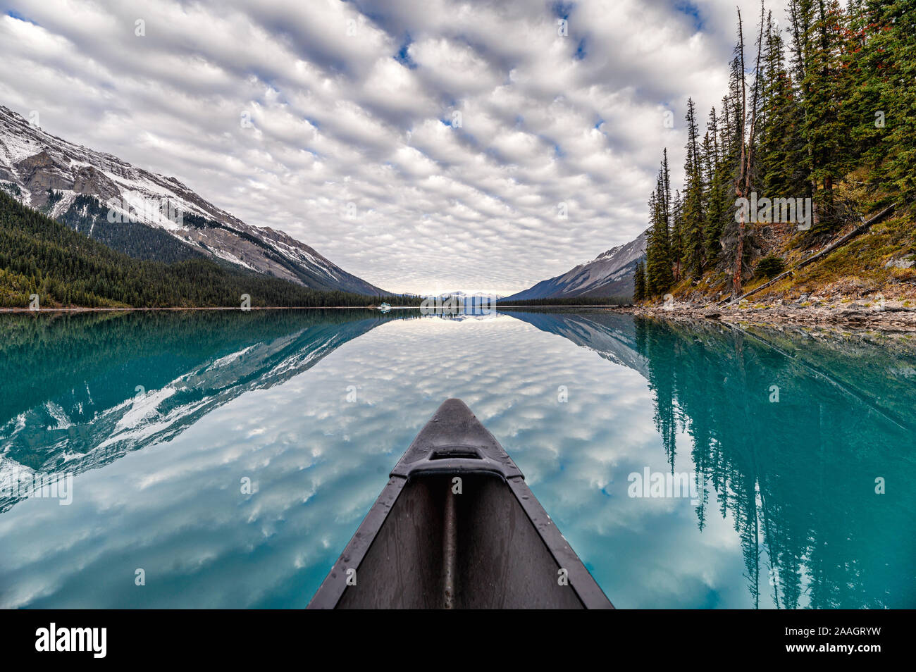 Kanufahren auf dem Maligne Lake mit altocumulus Wolken zur Spirit Island in Jasper, Kanada Stockfoto