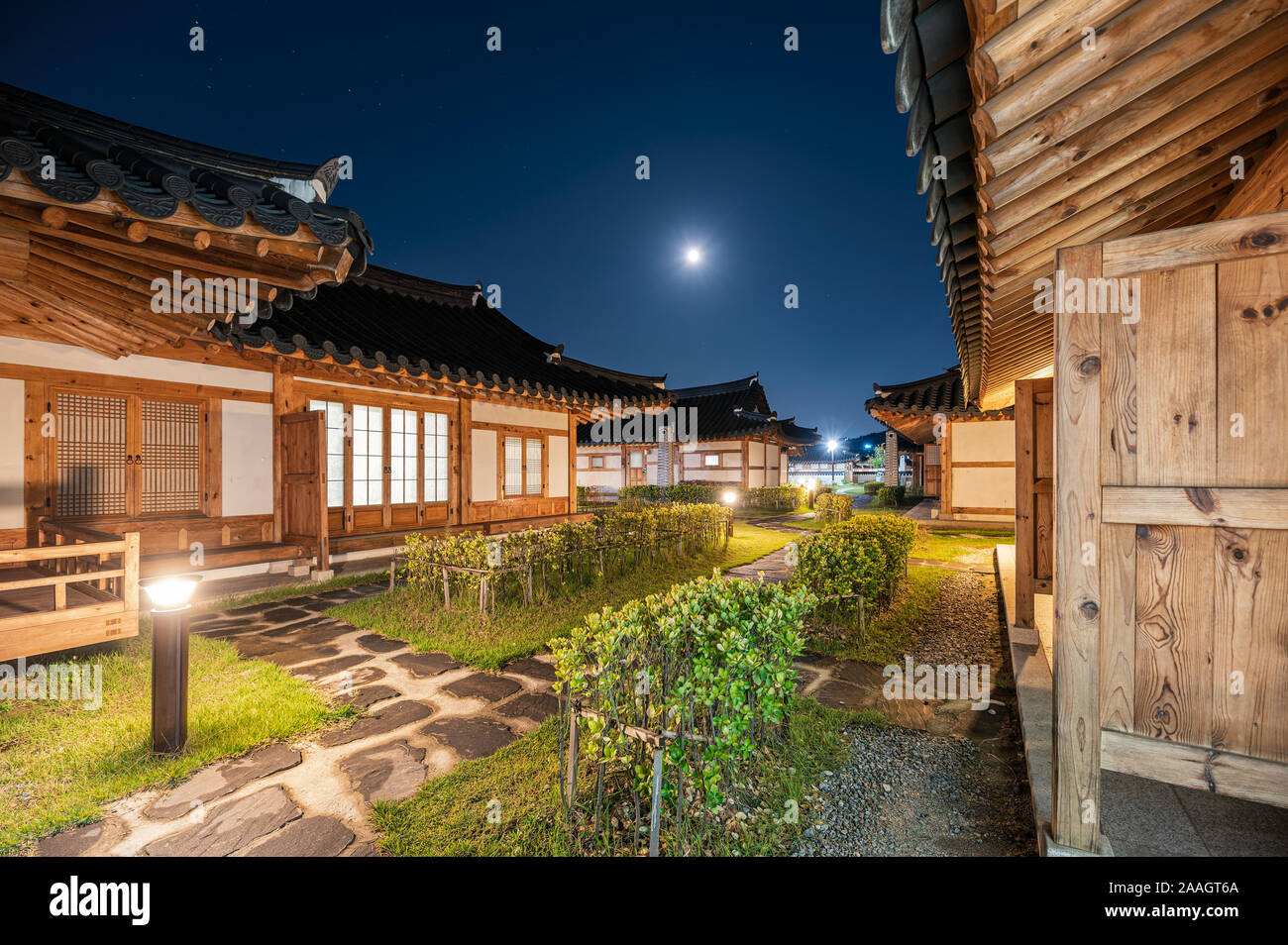 Architektur traditionellen Holzhaus Beleuchtung mit blauen Himmel bei Ojuk Hanok Village, Gangwon-do, Südkorea Stockfoto