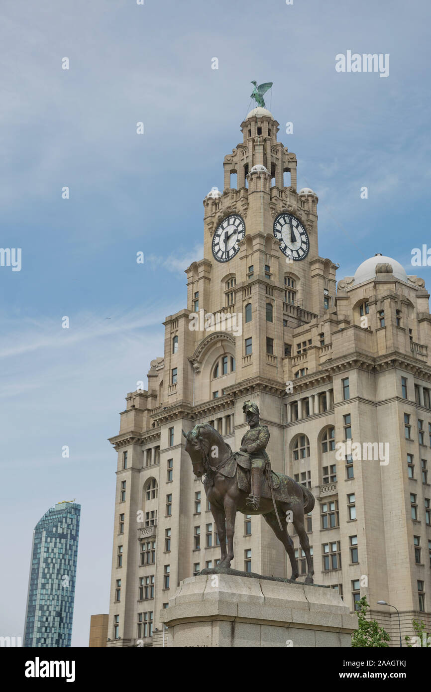 LIVERPOOL, ENGLAND, UK - Juni 07, 2017: Liverpool die historische Liver Building und Clocktower, Liverpool, England, Vereinigtes Königreich. Liverpool, im Norden Wir Stockfoto