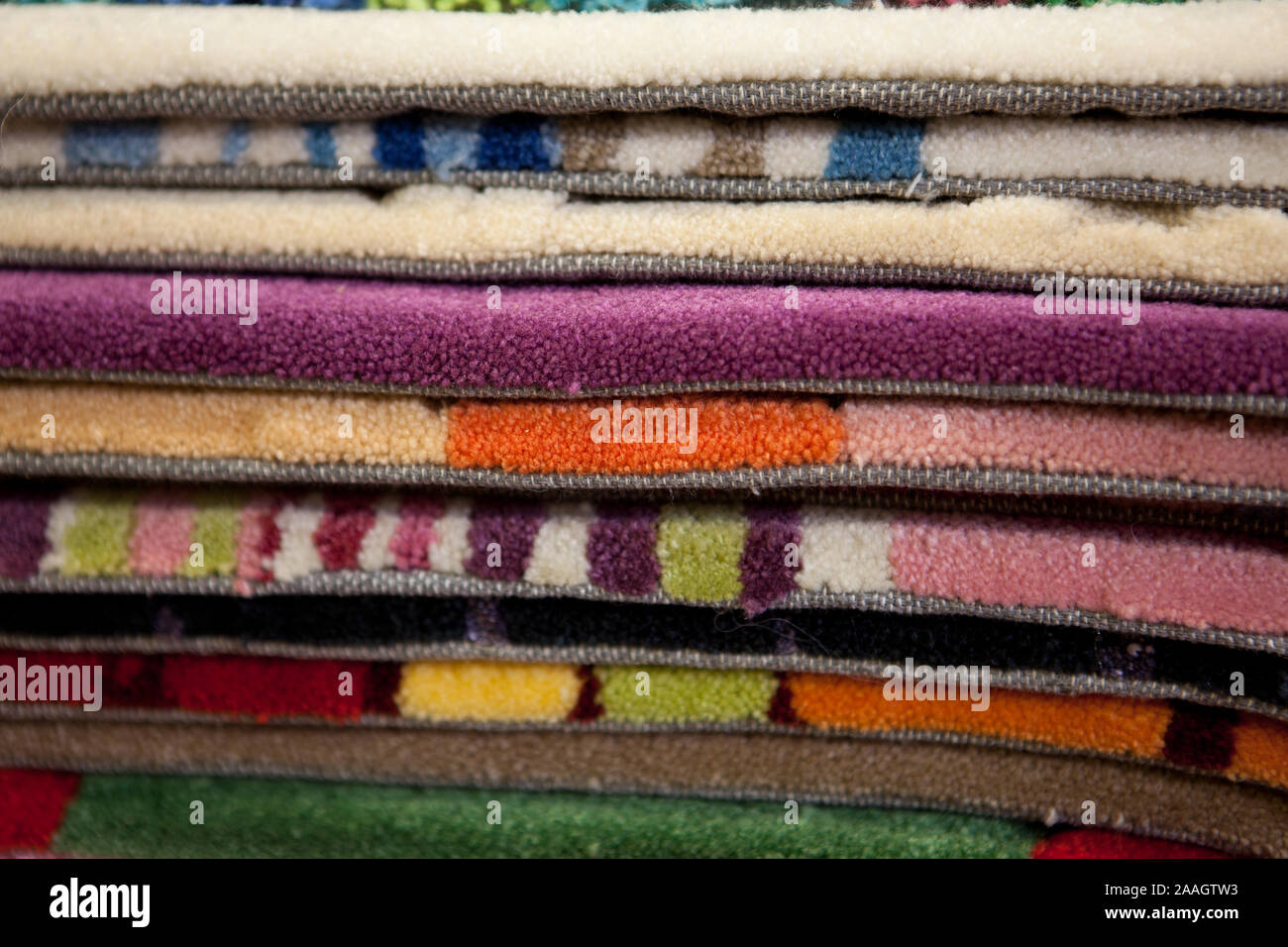 Künstliches Pelzwerk Teppiche in verschiedenen Farben Stockfoto