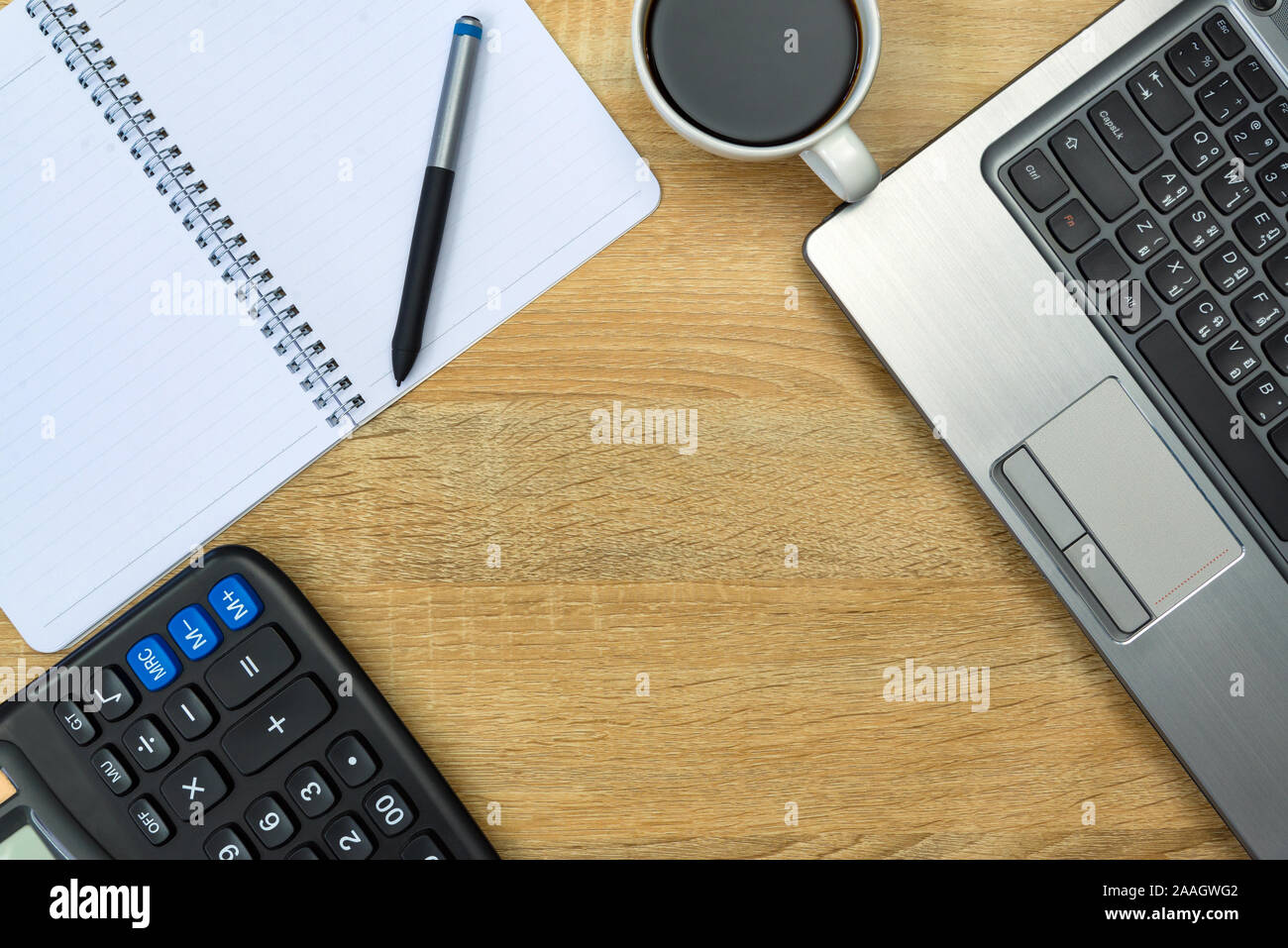 Laptop oder Notebook, Rechner und Tasse Kaffee auf Tisch oder