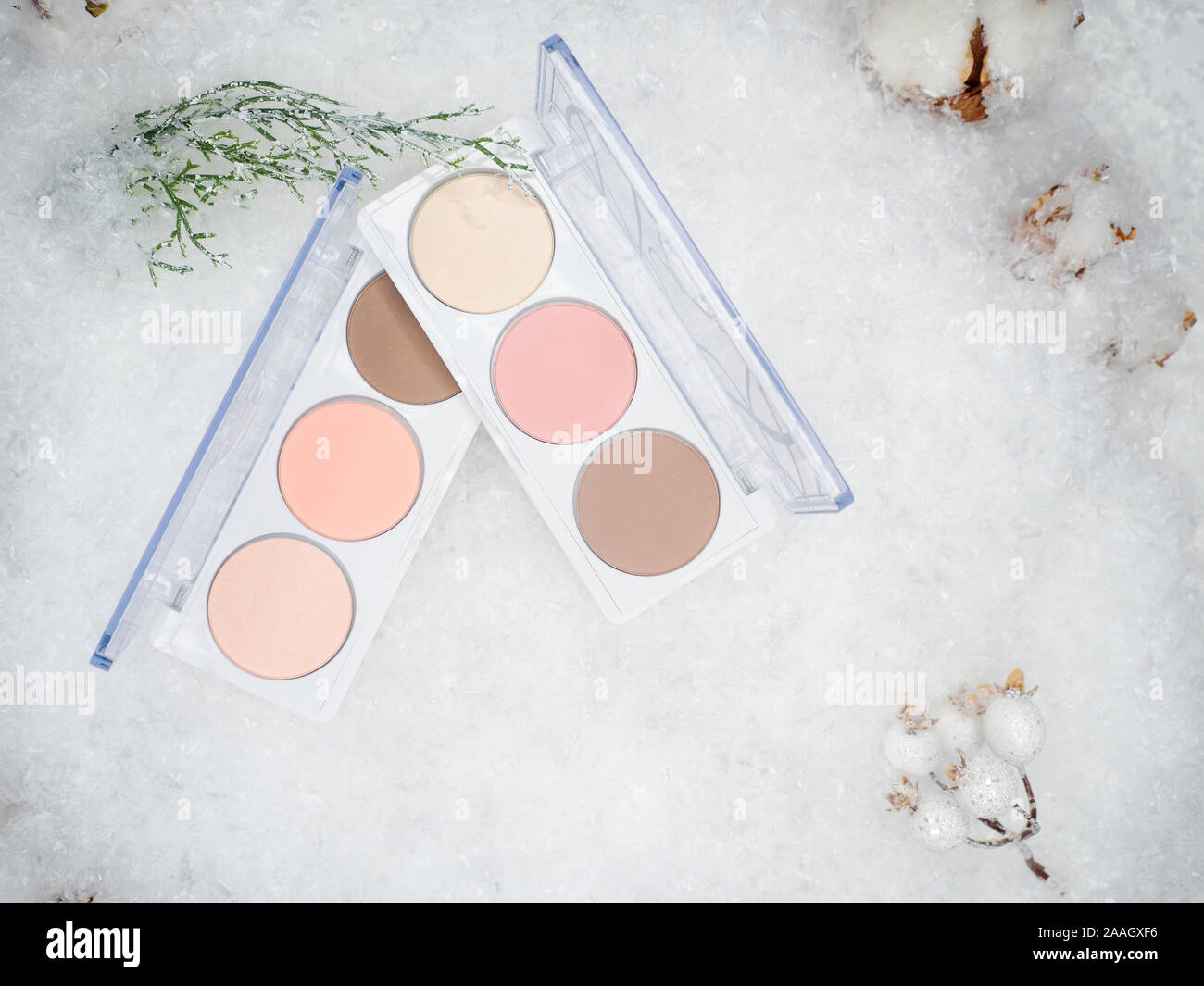 Weihnachten Make-up und Pflege der Haut. Winter Make-up, Kosmetik, Produkte für Schönheit und festliche Bild. Für die Konturierung und Korrektoren. Stockfoto