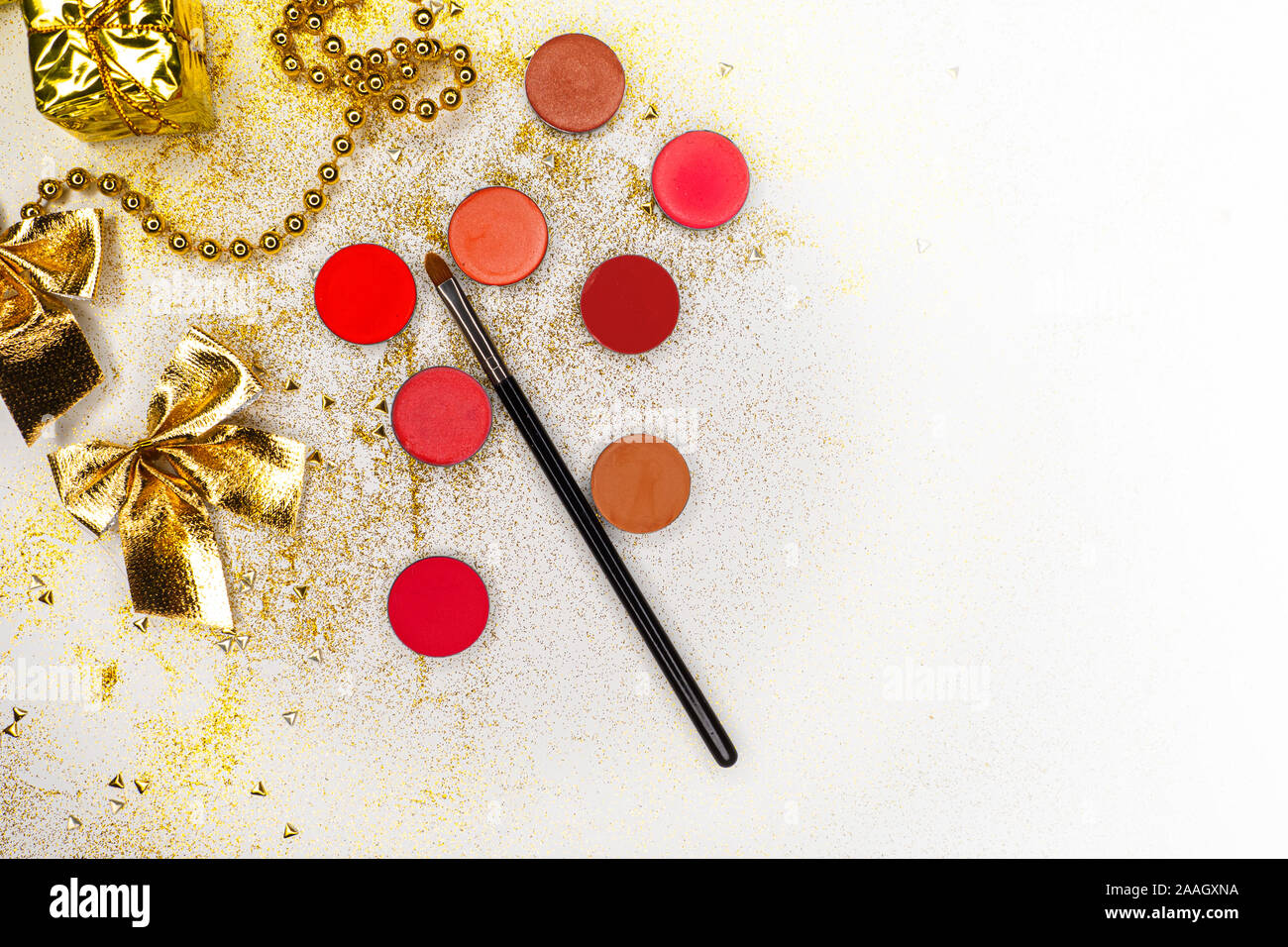 Für das neue Jahr Urlaub Partei, Make-up-Set. Festliche neue Jahr flach. Gold Dekor auf weißem Hintergrund. Verschiedene Schattierungen von Creme lipstick Stockfoto