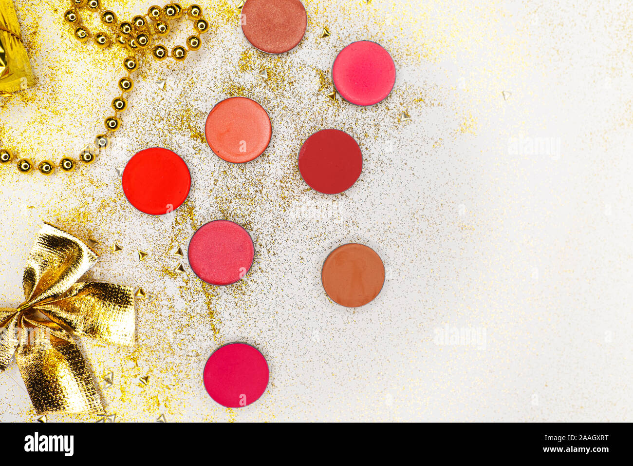 Für das neue Jahr Urlaub Partei, Make-up-Set. Festliche neue Jahr flach. Gold Dekor auf weißem Hintergrund. Verschiedene Schattierungen von Creme lipstick Stockfoto