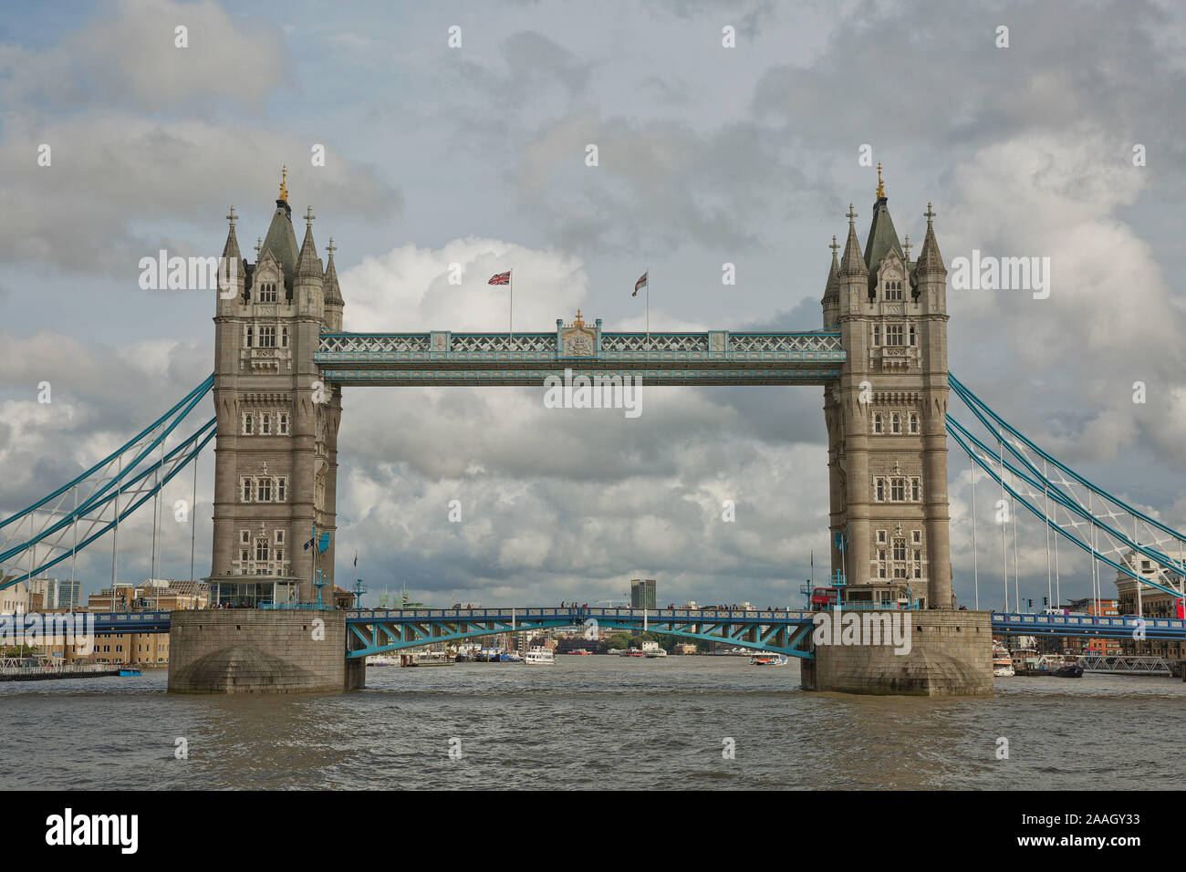 Die Tower Bridge in London ist. Dieses ikonische Brücke 1894 eröffnet und wird von rund 40.000 Menschen am Tag genutzt. Stockfoto