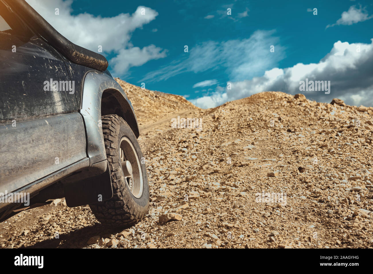 4x4 offroad bereit Auto geht bergauf zum Berg. Nahaufnahme des Rads Stockfoto