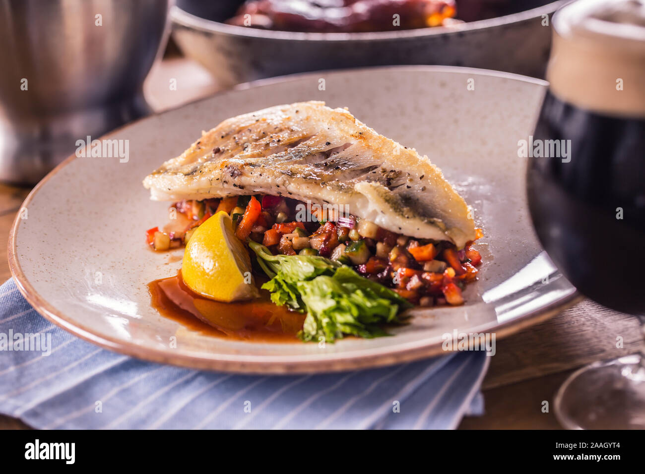 Filet vom Zander mit Gemüse auf einer Platte in ein Restaurant. Stockfoto