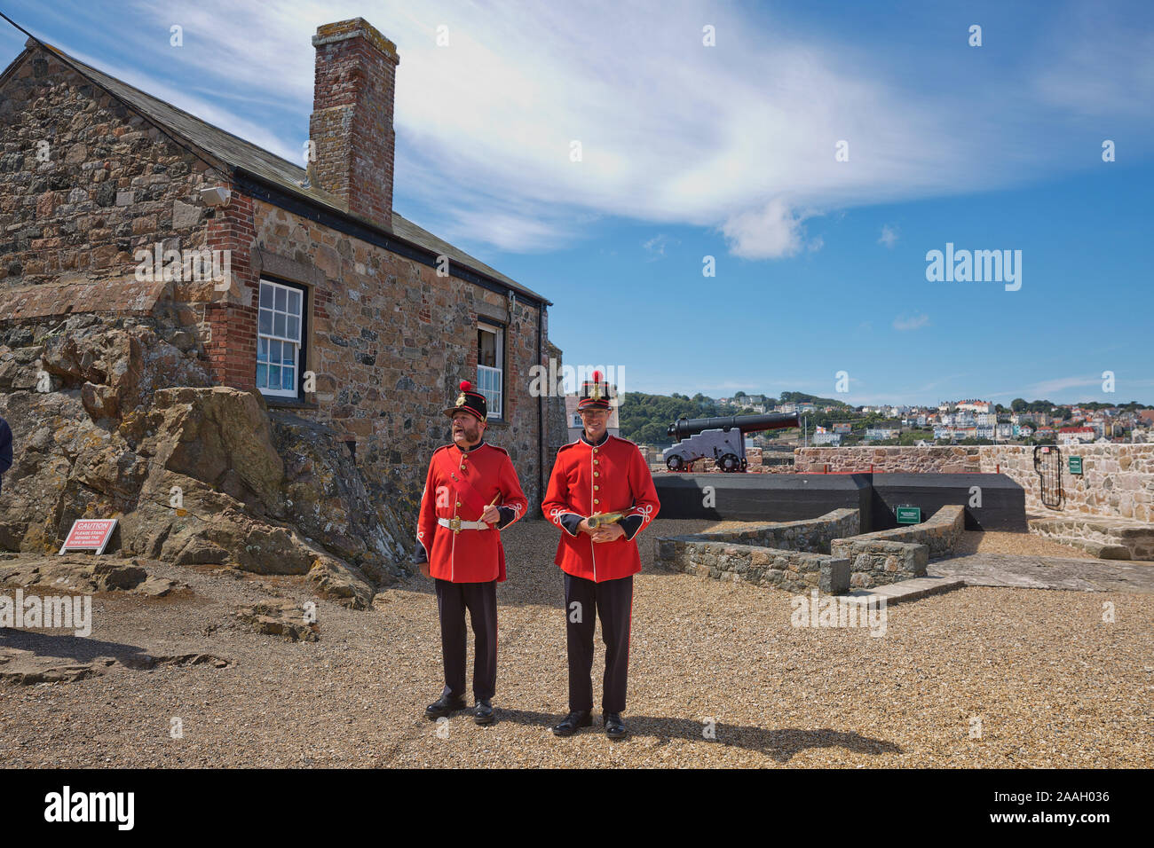 ST. PETER PORT, Guernsey, Großbritannien - 16 August, 2017: die Wachen die Noon Day Gun Feuern auf Castle Cornet, St. Peter Port, Guernsey, Channel Islands. Stockfoto