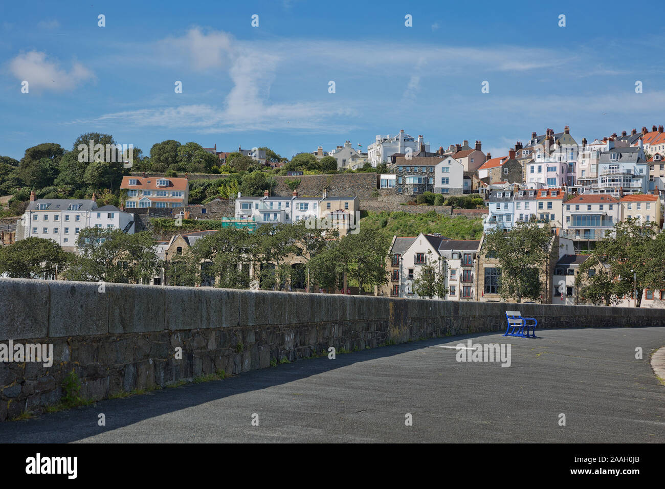 ST. PETER PORT, Guernsey, Großbritannien - 16 August, 2017: Blick auf die Bucht von St. Peter Port auf Guernsey, Channel Islands, Großbritannien. Stockfoto