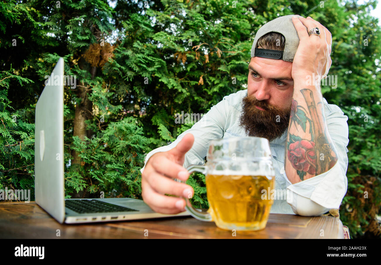 Brutaler mann Freizeit mit Bier und Sport Spiel. Ventilator Watch Stream online, während Sitzen Terrasse draußen Bier trinken