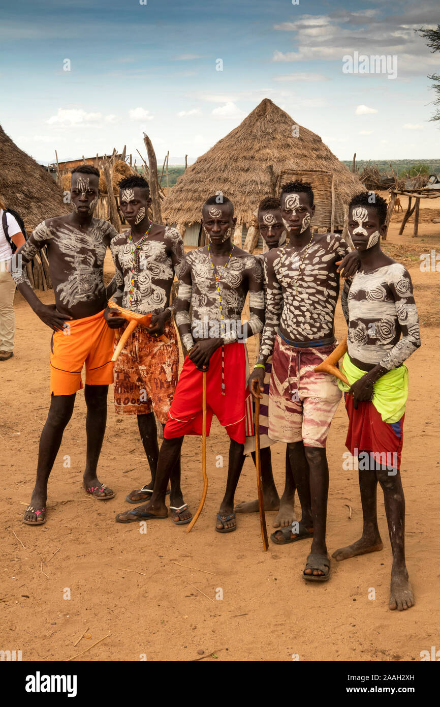 Äthiopien, South Omo, Kolcho Dorf, traditionell Karo Stammes- Männer eingerichtet Stockfoto