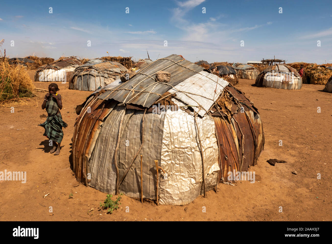 Äthiopien, South Omo, Dasenech Omorate, Dorf, in der Nähe der kenianischen Grenze, Dasenech Tribal House von gefundenen Materialien und Bleche hergestellt Stockfoto
