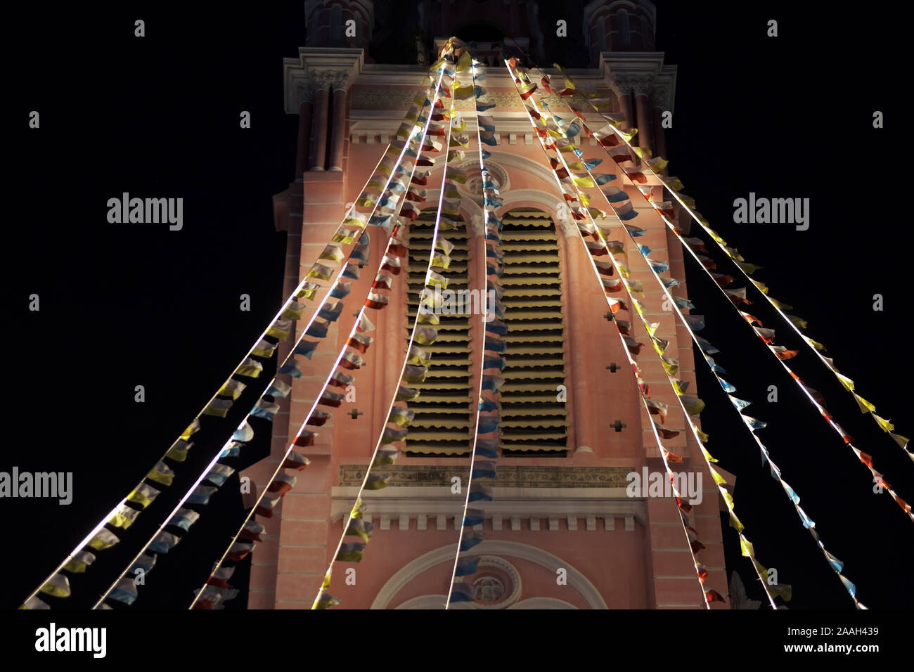 Festliche Signalisierung Fahnen mit Beleuchtung vor dem Hintergrund eines alten Turm Stockfoto