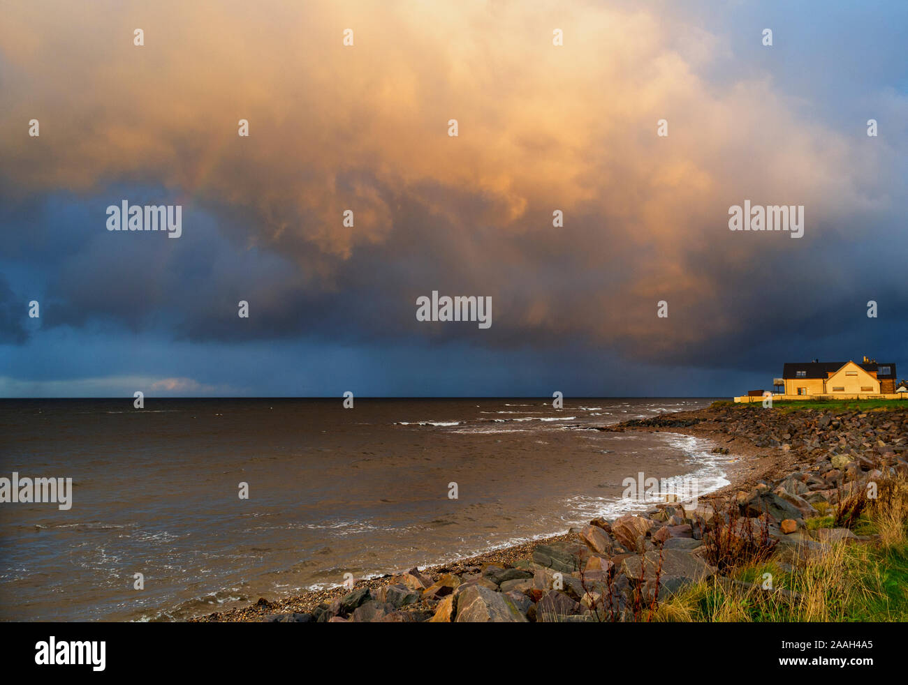 Schottland KÜSTE MIT SCHWEREN ORANGE regen Wolken über Küste und Meer Stockfoto