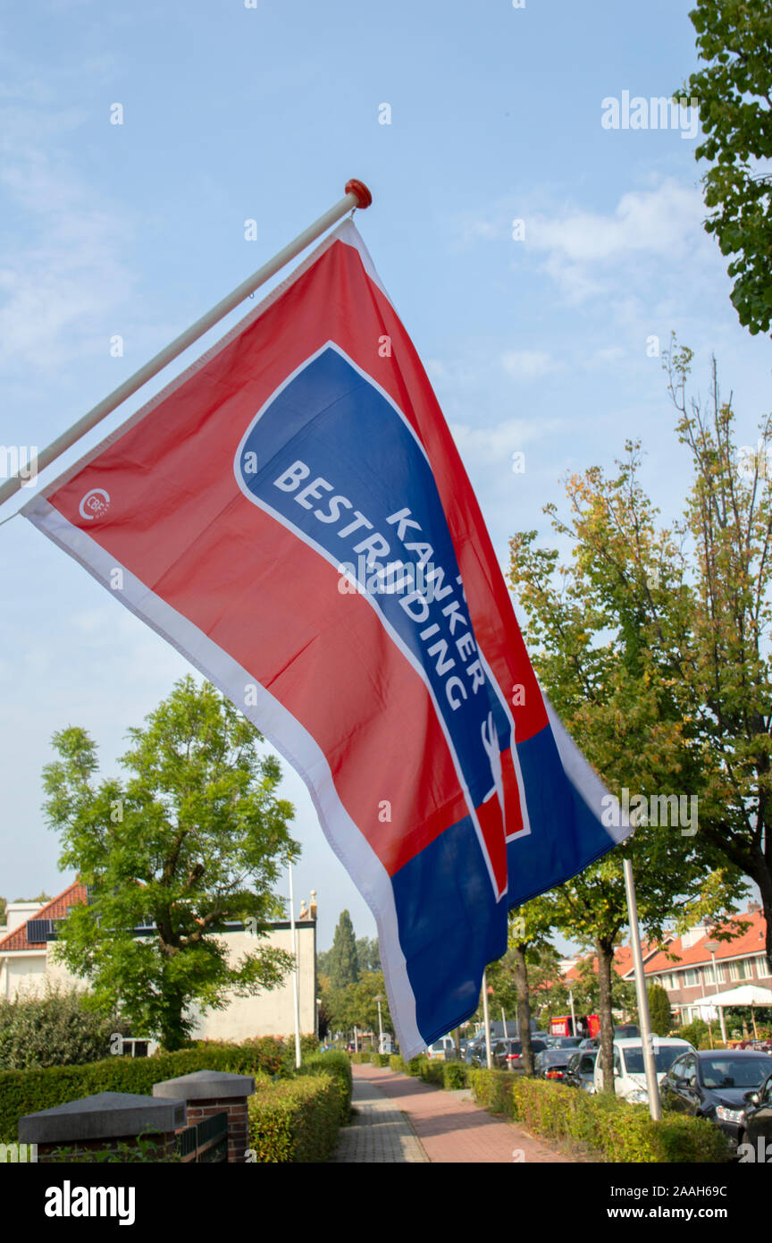 Flagge von der KWF Krebs sammeln Geld Team in Amsterdam Die Niederlande 2018 Stockfoto