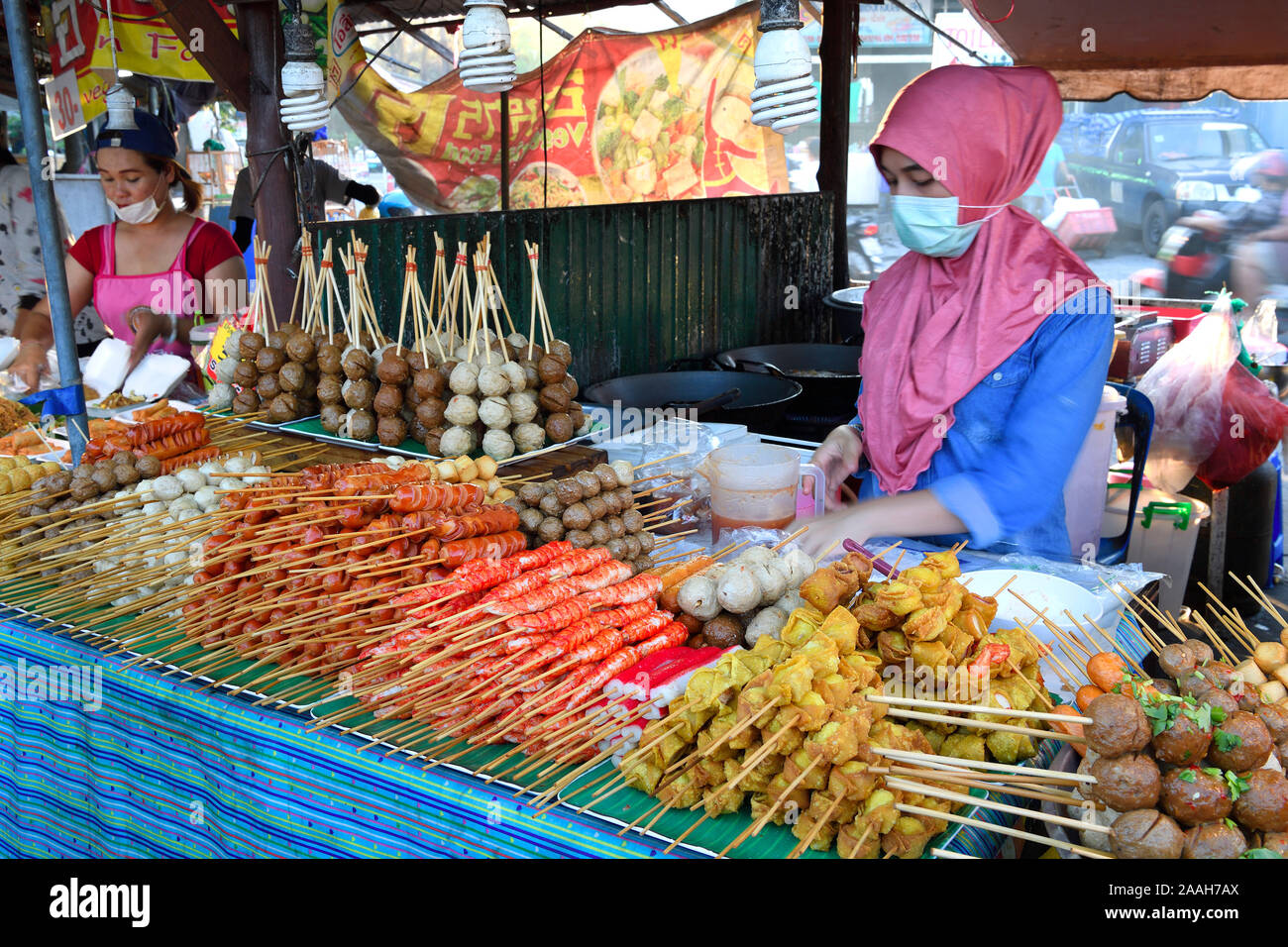 Verschiedene Spieße mit Fleisch und Meeresfrüchten, Meeresfrüchte, landestypisch, mit dem Naka Weekend Market, Phuket, Thailand Stockfoto