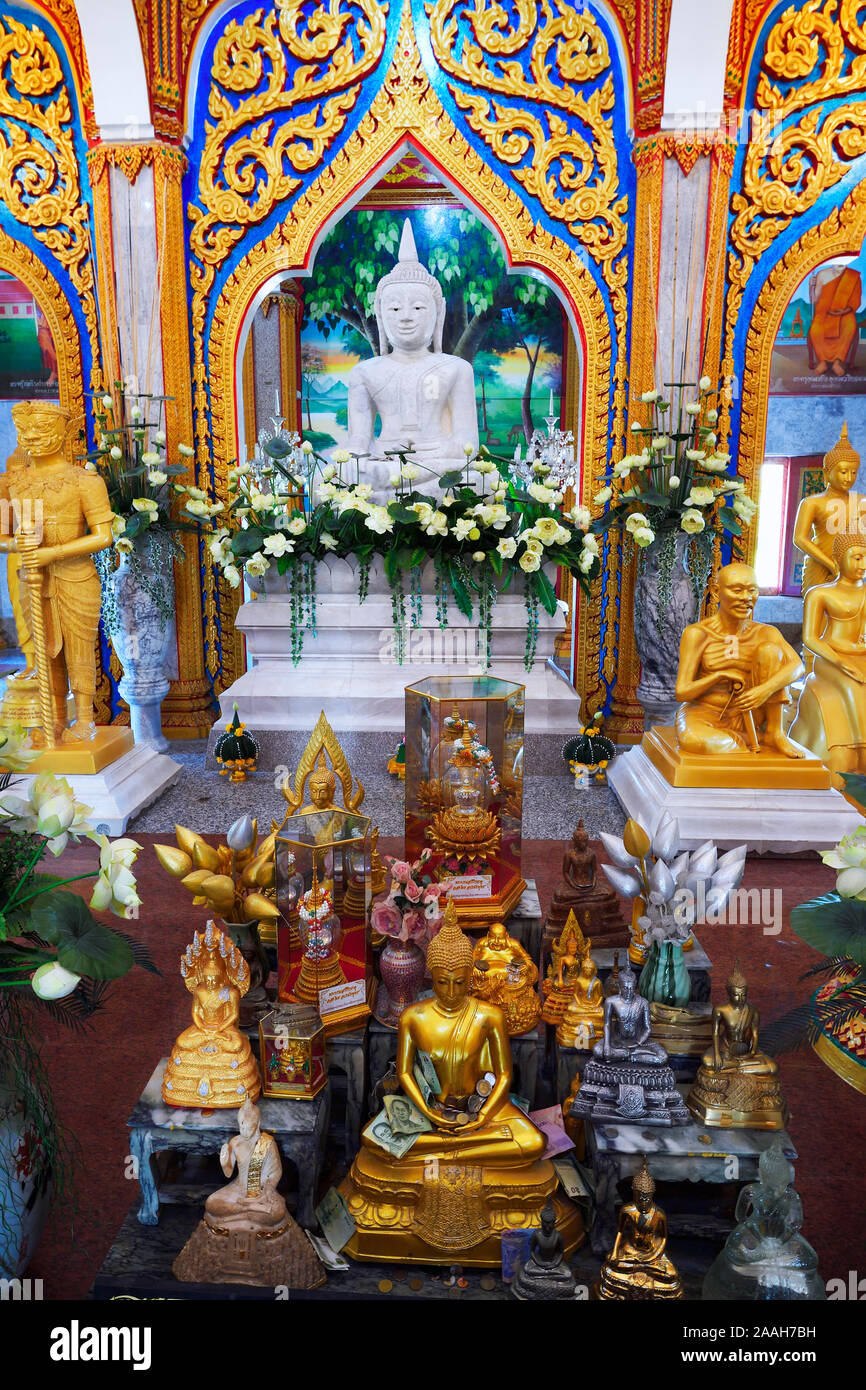Innenraum mit Buddhastatuen, Wat Chalong, größter Tempel in Phuket, Thailand Stockfoto