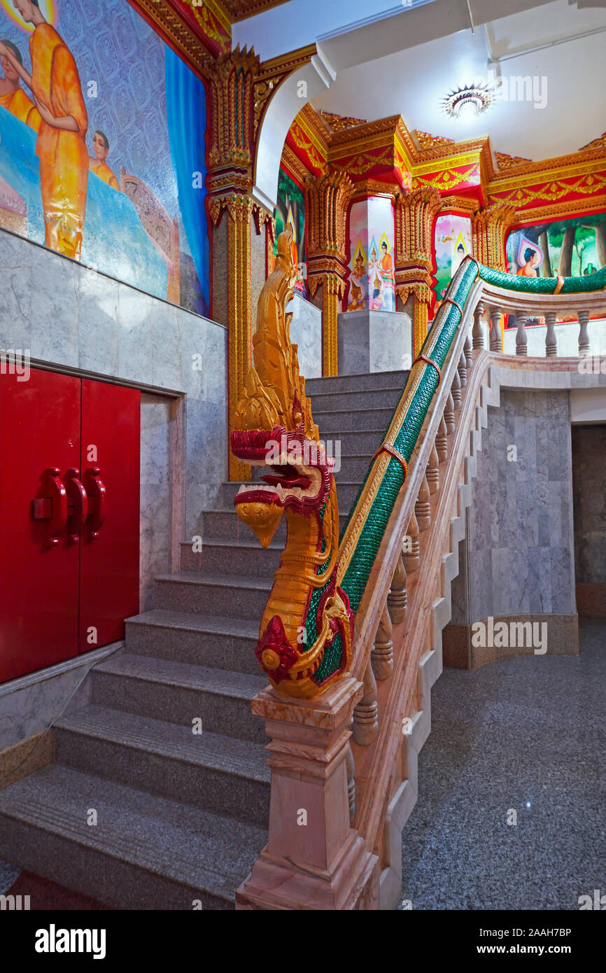 Reich verzierte Treppe im Innenraum des Wat Chalong, größter Tempel in Phuket, Thailand Stockfoto
