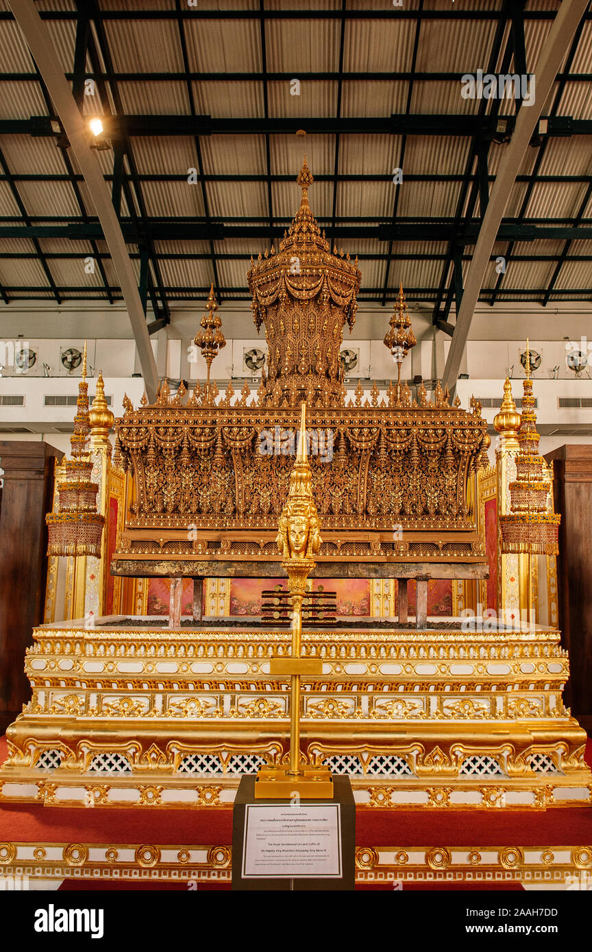 Okt 24, 2019 Bangkok, Thailand - Bangkok National Museum König Bhumibol Rama IX Golden Royal Urne Sarg und Begräbnis Schmuck Engel Skulpturen Stockfoto