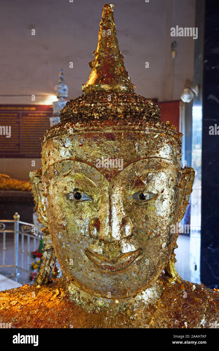 Mit Blattgold beklebte Buddhastatue im Tempel Wat Phra Thong, Phuket, Thailand Stockfoto