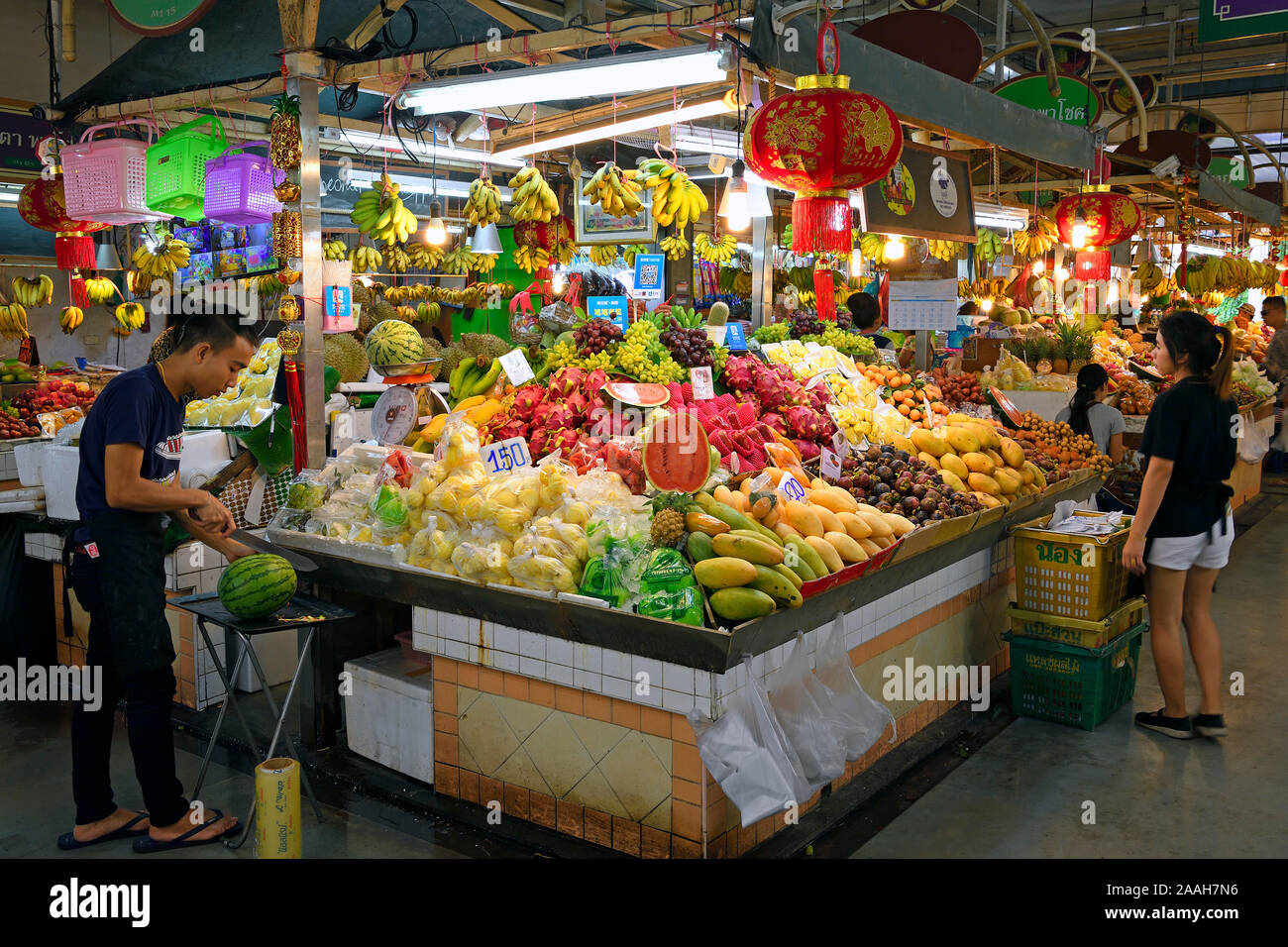 Typische Stände mit riesiger Auswahl eine frischem Obst und Gemüse mit dem Banzaan frische Markt, Patong Beach, Phuket, Thailand Stockfoto