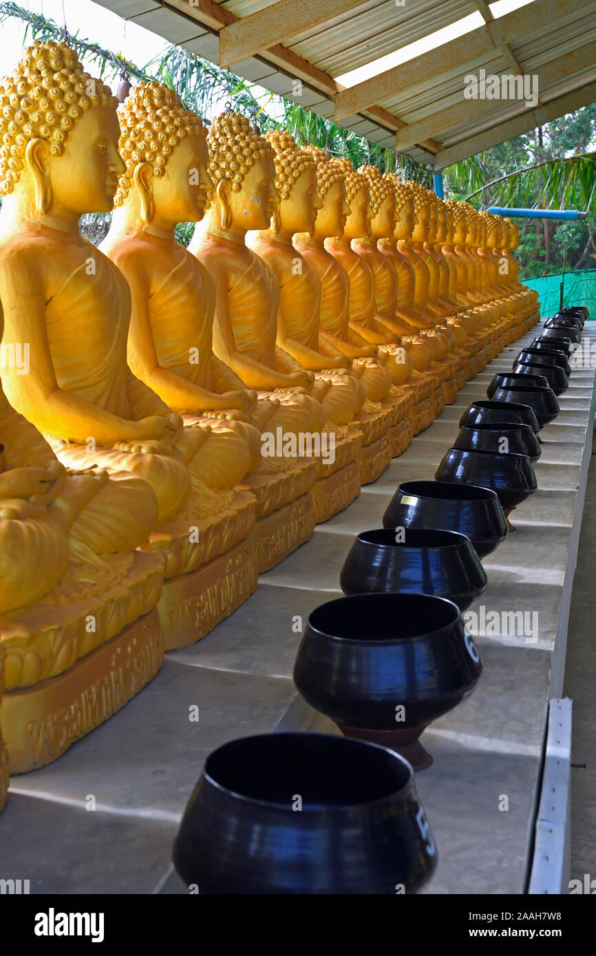 34 Buddha Statuen repräsentieren sterben 34 menschlichen gefunden worden, der besagte, Big Buddha, Phuket, Thailand Stockfoto