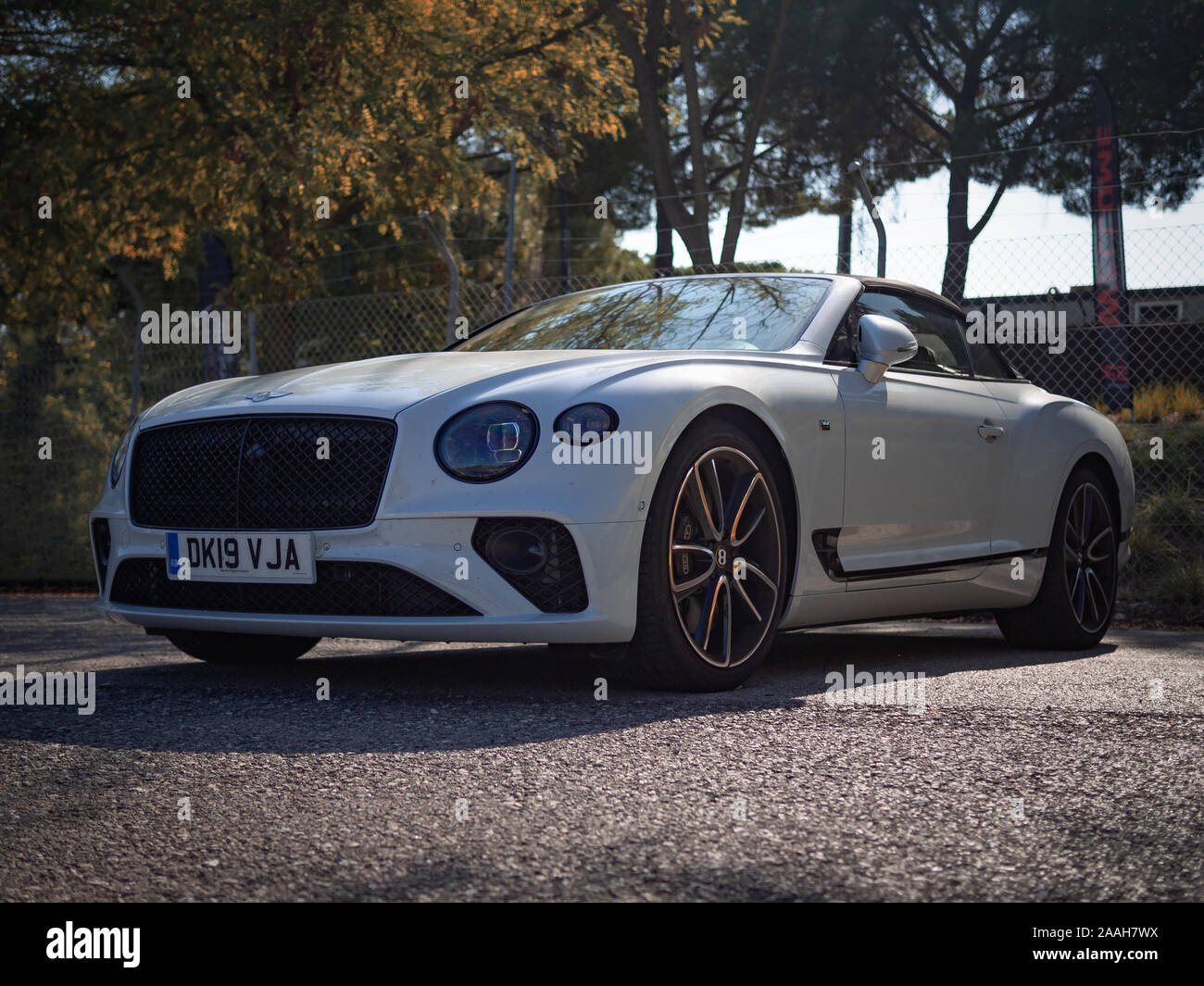 MONTMELO, Spanien - September 29, 2019: 2019 Bentley Continental GT Cabrio W12 (dritte Generation) bei Straßen der Stadt Stockfoto