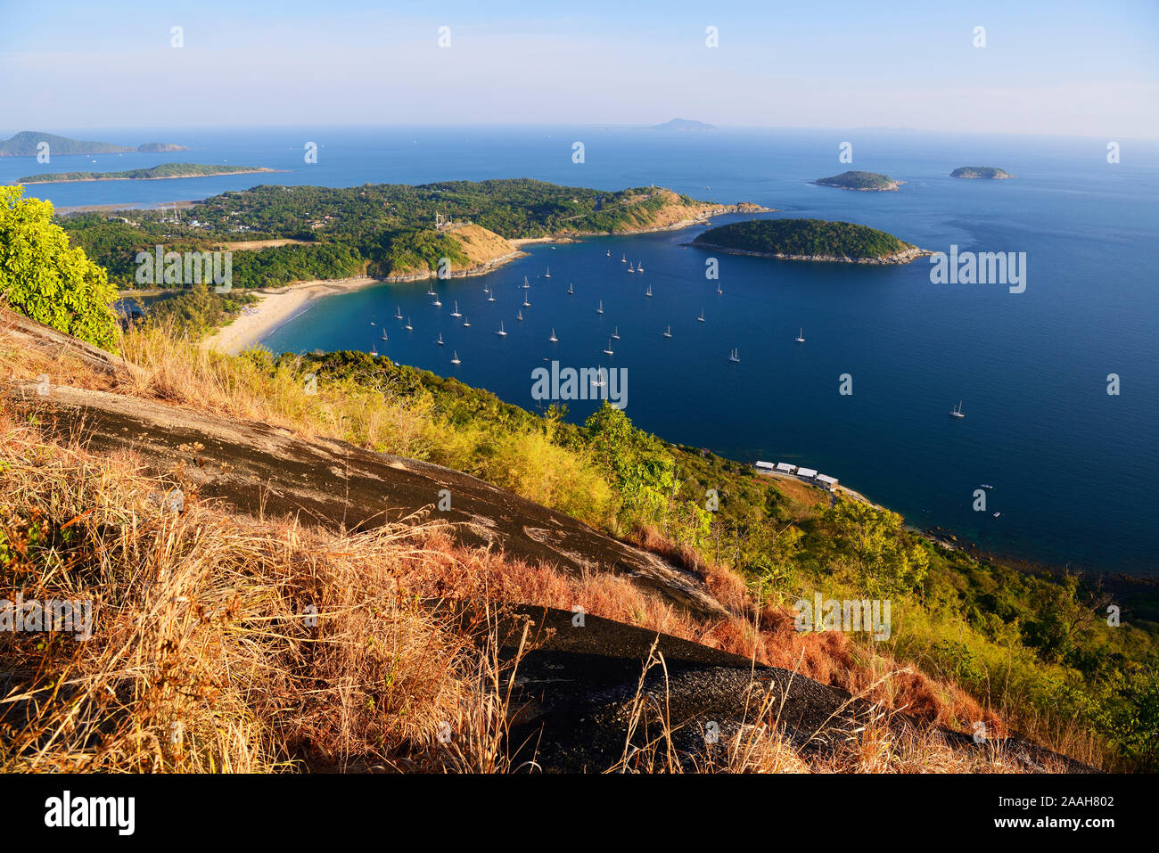 Promthep Cape bei Sonnenuntergang gesehen vom Black Rock Aussichtspunkt, Phuket, Thailand Stockfoto