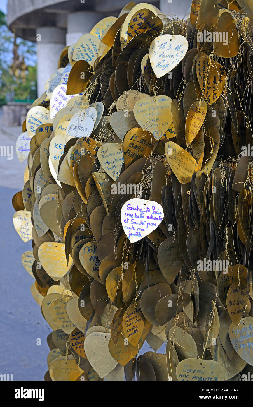 Herzförmige Plättchen zum Aufschreiben von Wünschen, Big Buddha, Phuket, Thailand Stockfoto