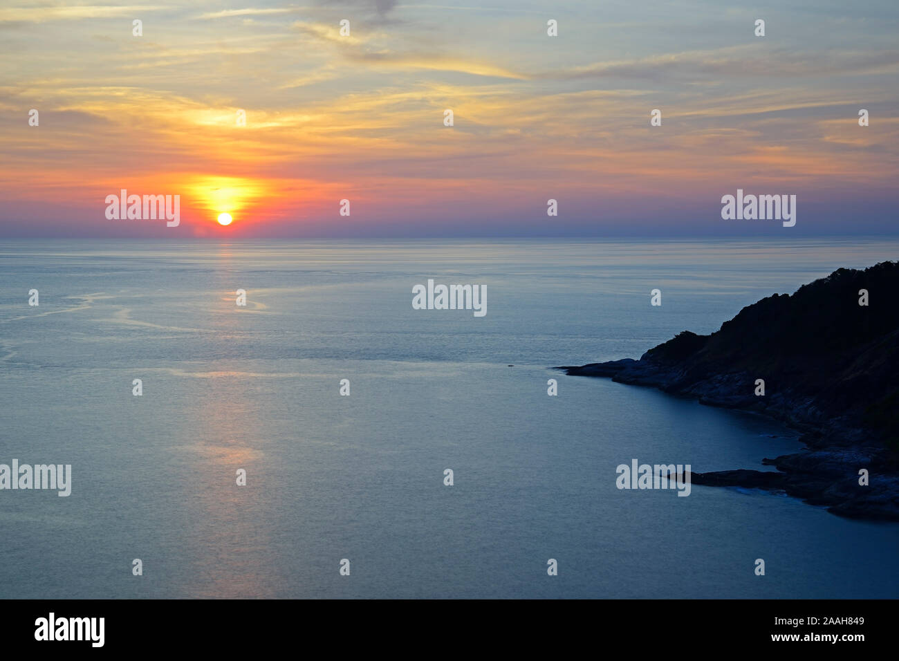 Farbenvoller Sonnenuntergang bin Promthep Cape, Phuket, Thailand Stockfoto