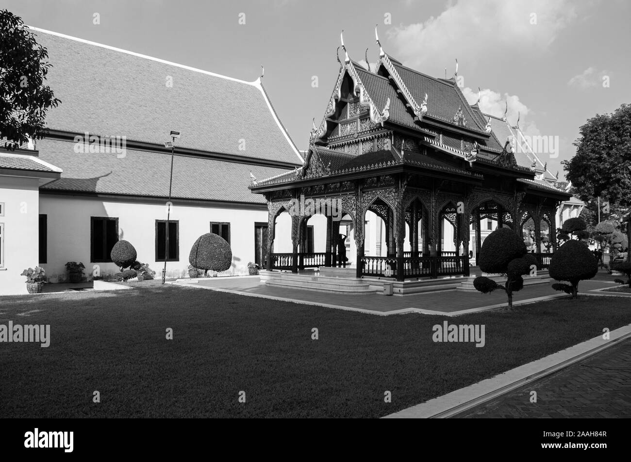 Okt 24, 2019 Bangkok, Thailand - Bangkok National Museum in der Nähe von Sanam Luang und Grand Palace mit alten Golden Thai Pavillion des vorderen Schlosses. Schwarz und w Stockfoto