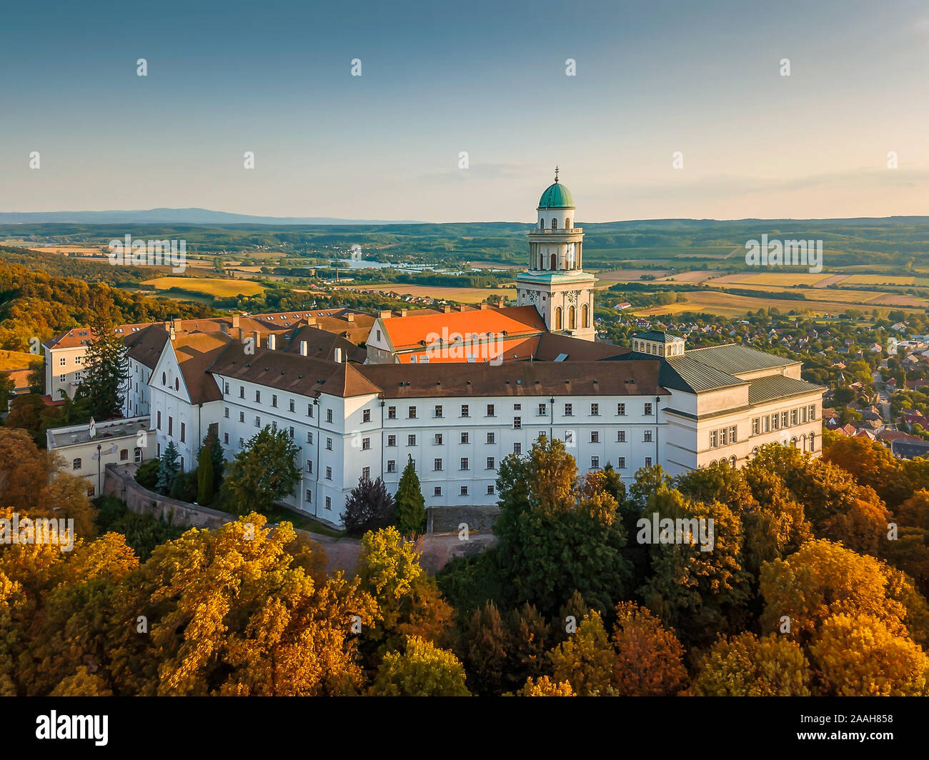 Fantastische arieal Foto von Pannonhalama Benediktinerabtei in Ungarn. Erstaunliche historische Gebäude mit einer schönen Kirche und Bibliothek. Beliebte touristische Stockfoto