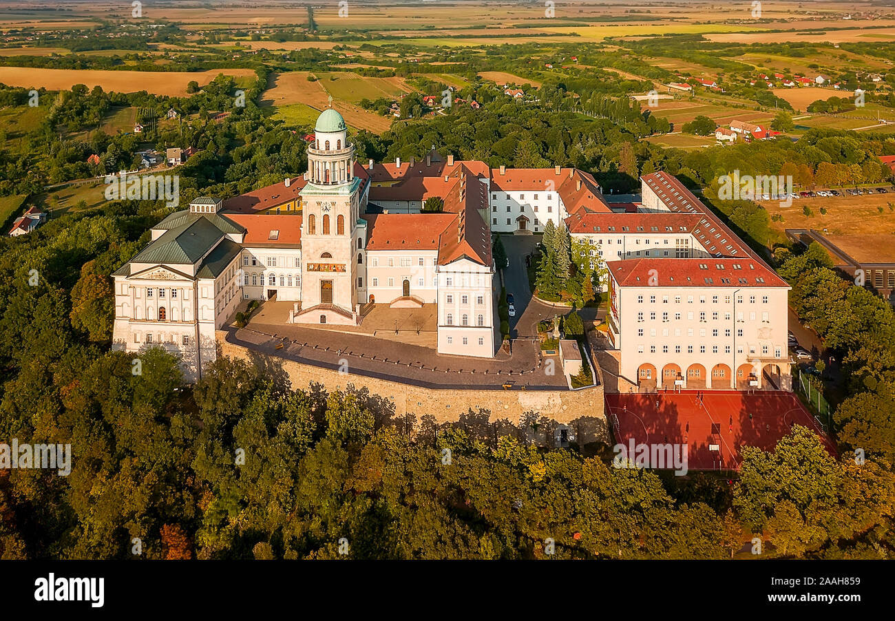 Fantastische arieal Foto von Pannonhalama Benediktinerabtei in Ungarn. Erstaunliche historische Gebäude mit einer schönen Kirche und Bibliothek. Beliebte touristische Stockfoto