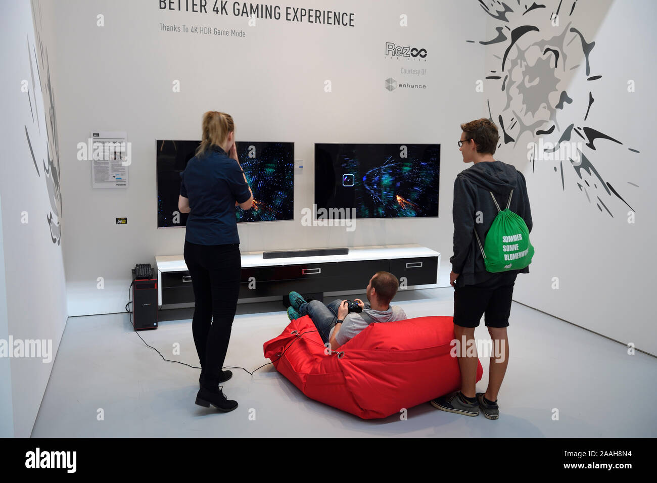 Gardinen und Dekostoffe vor einem Videospiel, Internationale Funkausstellung IFA 2017, Berlin, Deutschland Stockfoto
