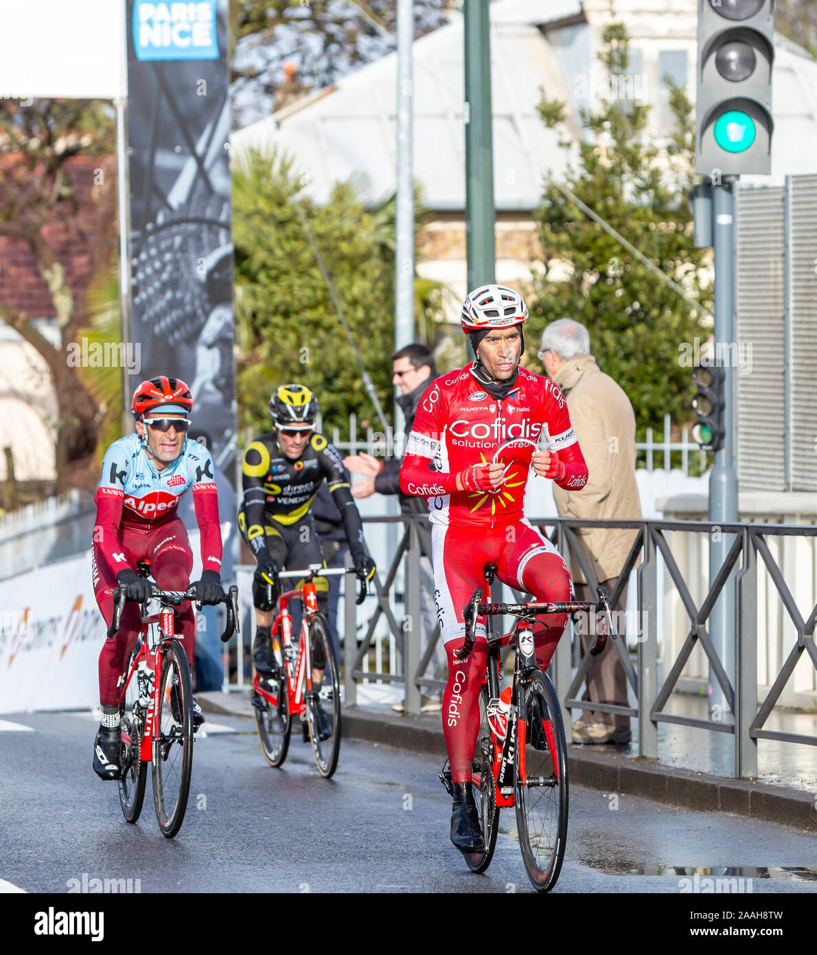 Meudon, Frankreich - 4. März 2018: Gruppe von drei Radfahrer reiten bei Paris-nizza 2018. Stockfoto