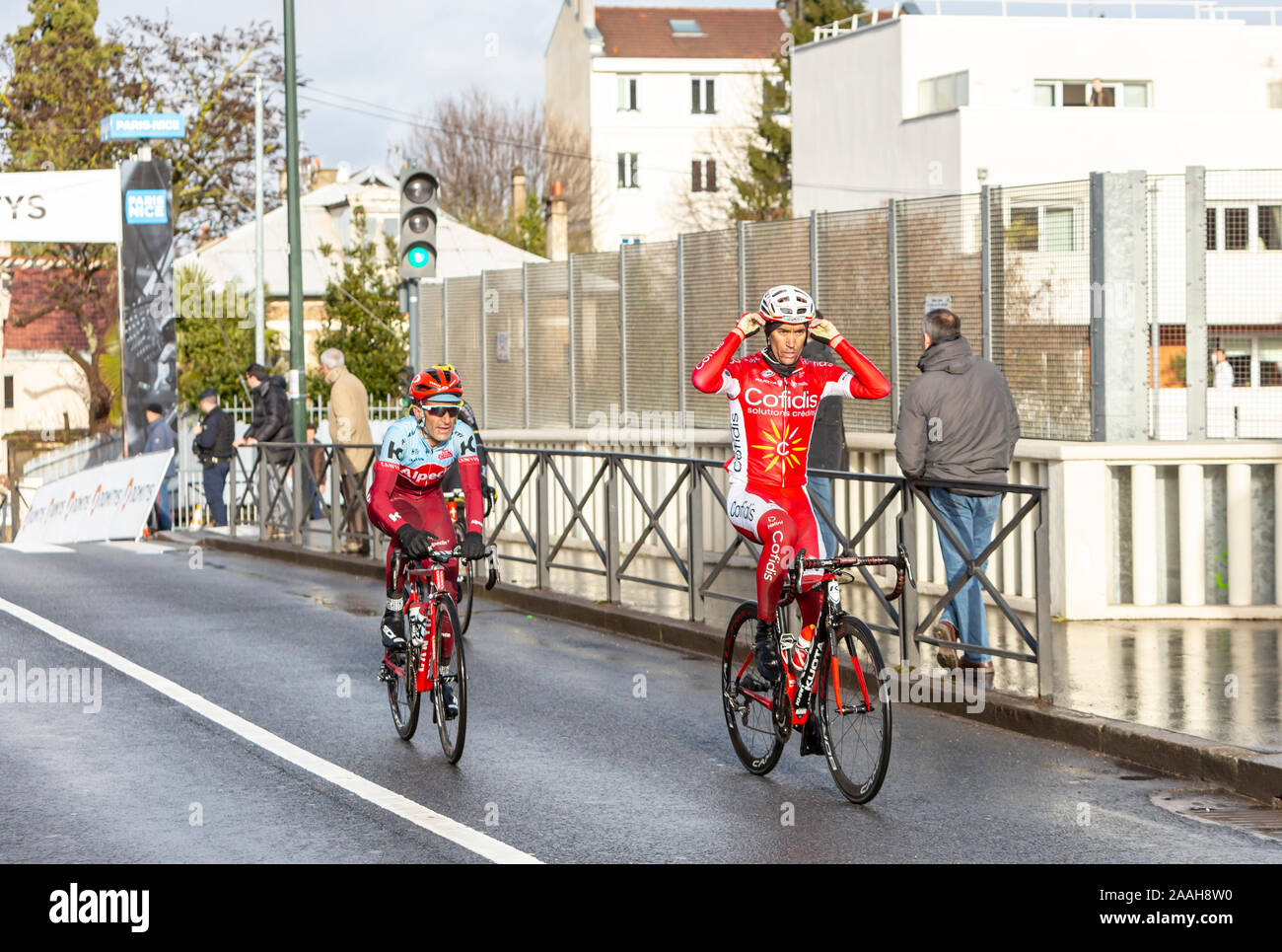 Meudon, Frankreich - 4. März 2018: Gruppe von drei Radfahrer reiten bei Paris-nizza 2018. Stockfoto