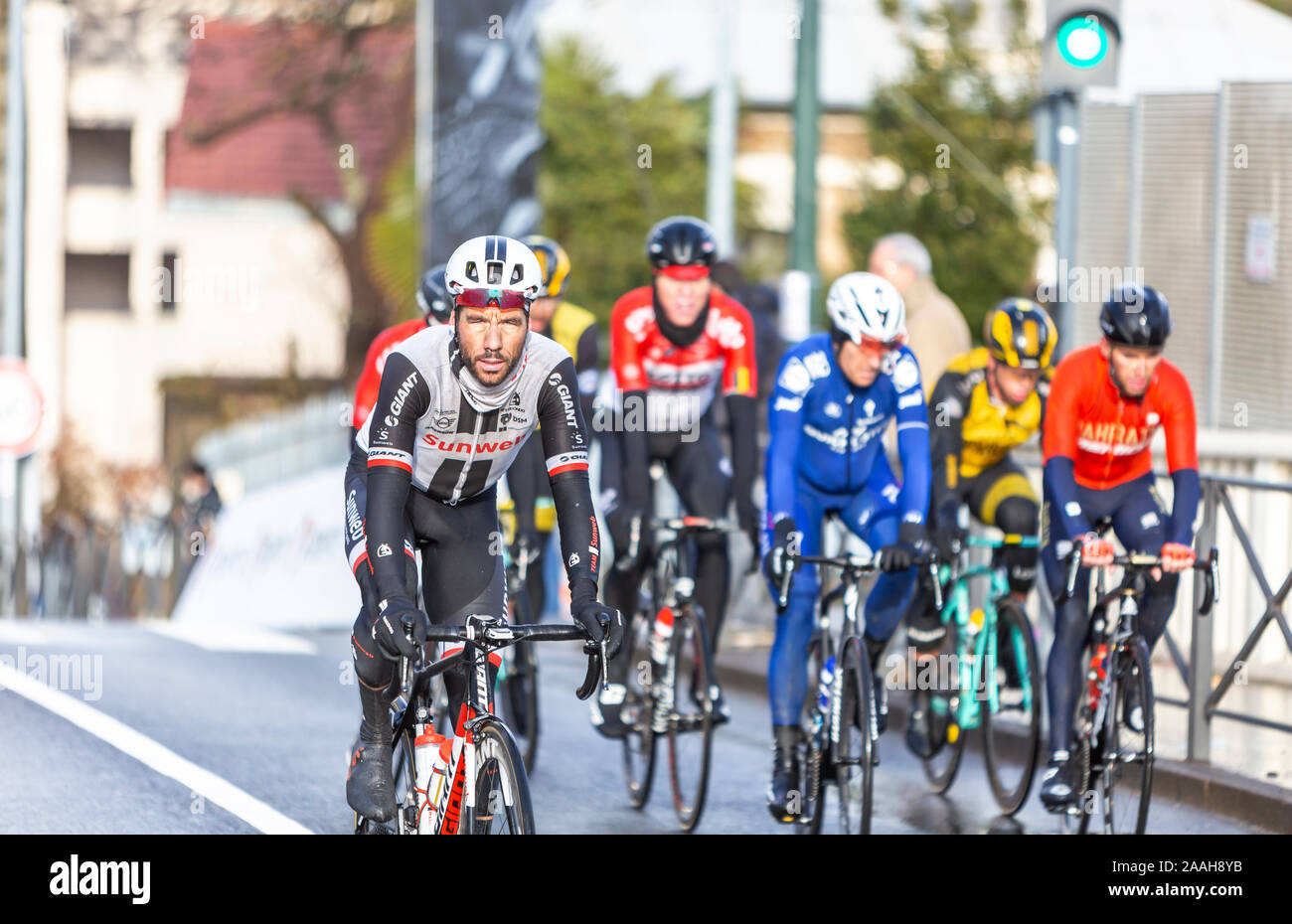 Meudon, Frankreich - 4. März 2018: Der Niederländische Radfahrer Julien El Fares von Team Sunweb reiten im Hauptfeld bei Paris-nizza 2018. Stockfoto