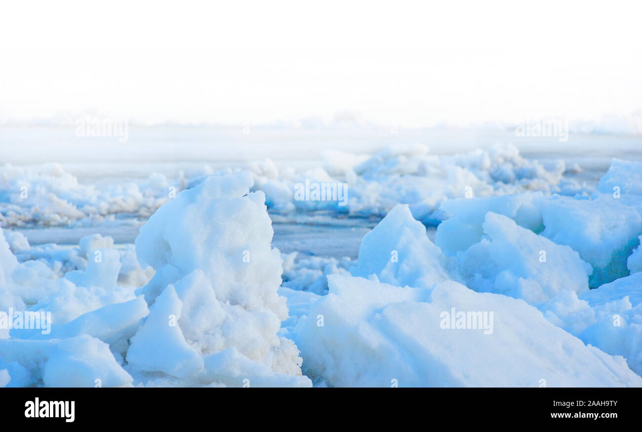 Schnee Bausteine Klumpen Schnee aufgezogen Eisgang brechen Abdeckung auf dem Fluss Anfang Winter oder Frühling weiß Top für das Magazin website Stockfoto