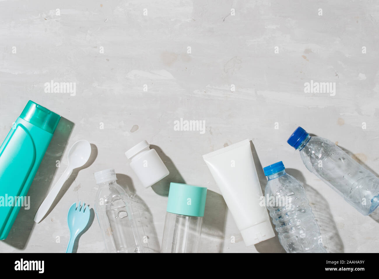 Kein Kunststoff Recycling Konzept Kunststoff weiß Geschirr Teller Becher Löffel isoliert weißer Hintergrund, Kopieren, Ansicht von oben Stockfoto