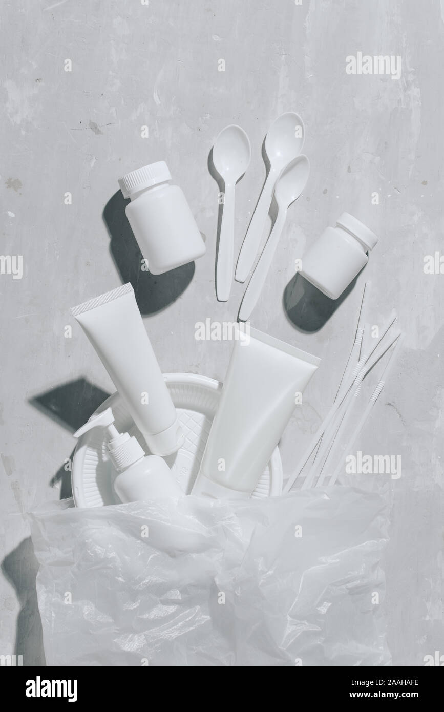 Kein Kunststoff Recycling Konzept Kunststoff weiß Geschirr Teller Tassen auf Stein Löffel. Kopieren Sie Platz. Ansicht von oben Stockfoto