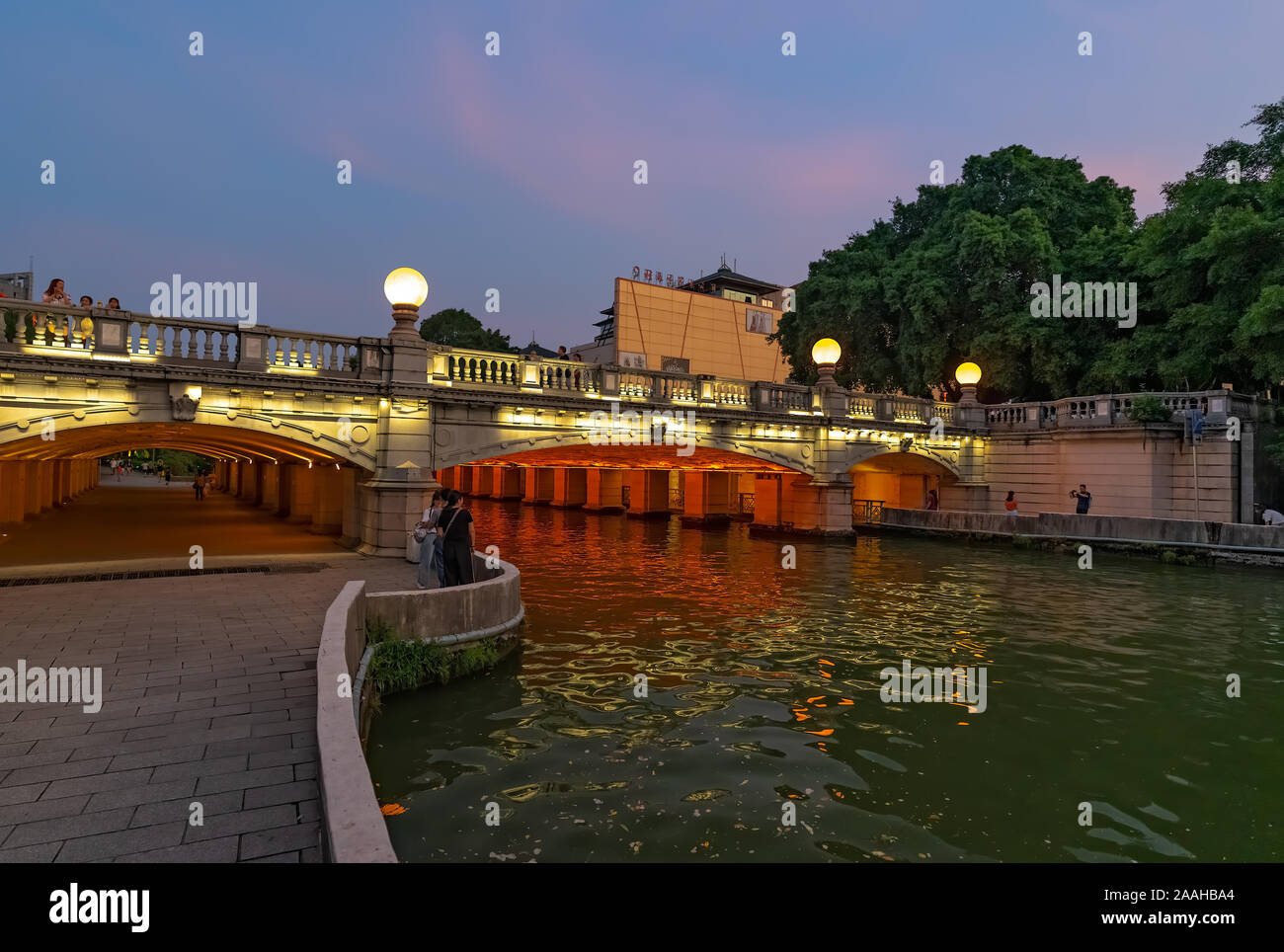 Guilin, China - August 2019: Straßenbrücke über die Mündung des Rong und Shan Seen bei Nacht, Guilin, Guangxi Provinz Stockfoto