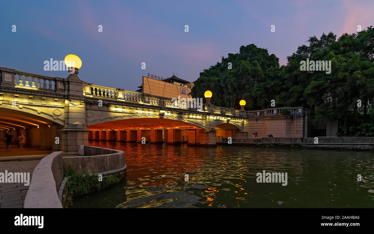 Guilin, China - August 2019: Straßenbrücke über die Mündung des Rong und Shan Seen bei Nacht, Guilin, Guangxi Provinz Stockfoto