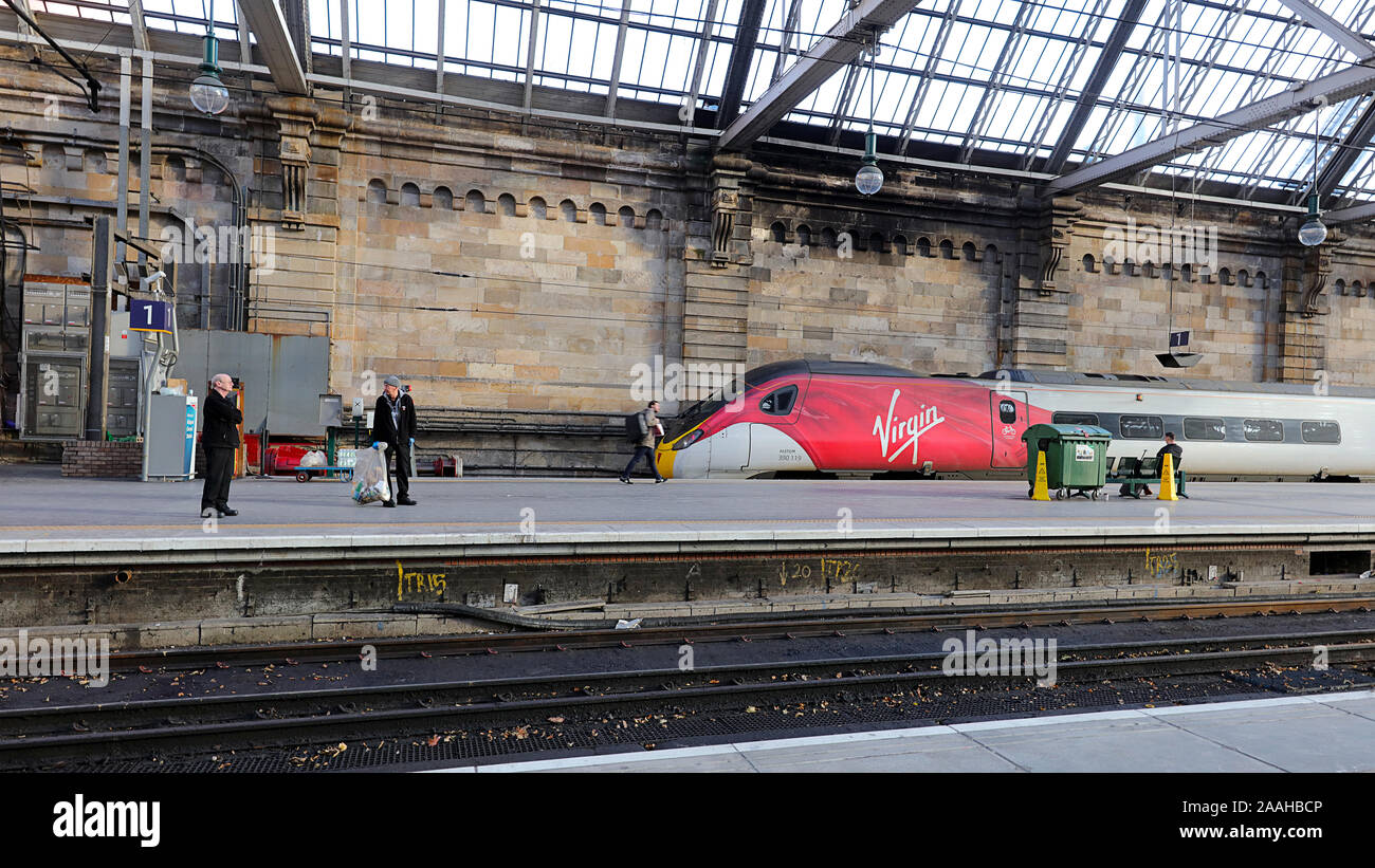 Die Klasse 390 Pendolino ist eine Art elektrischer Hochgeschwindigkeitszug von Virgin Trains betrieben. Hauptbahnhof Glasgow. Stockfoto