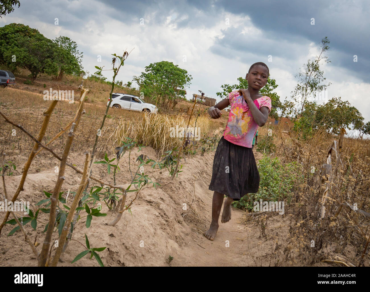 Ein Kind läuft auf einem Pfad in einem Feld in der nördlichen Malawi Stockfoto